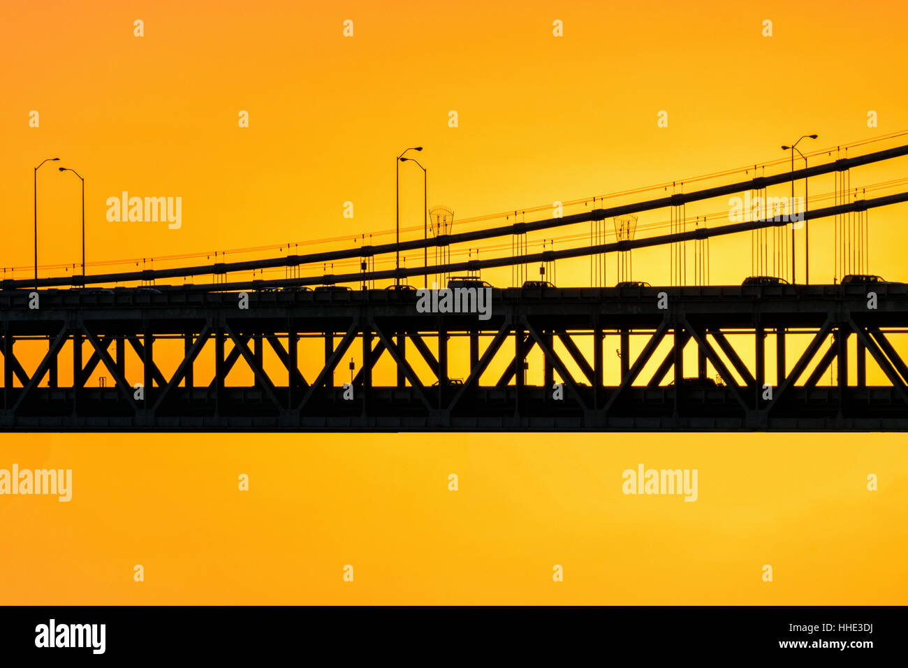 Die Bay Bridge Silhouette gegen Sonnenuntergang Himmel Stockfoto