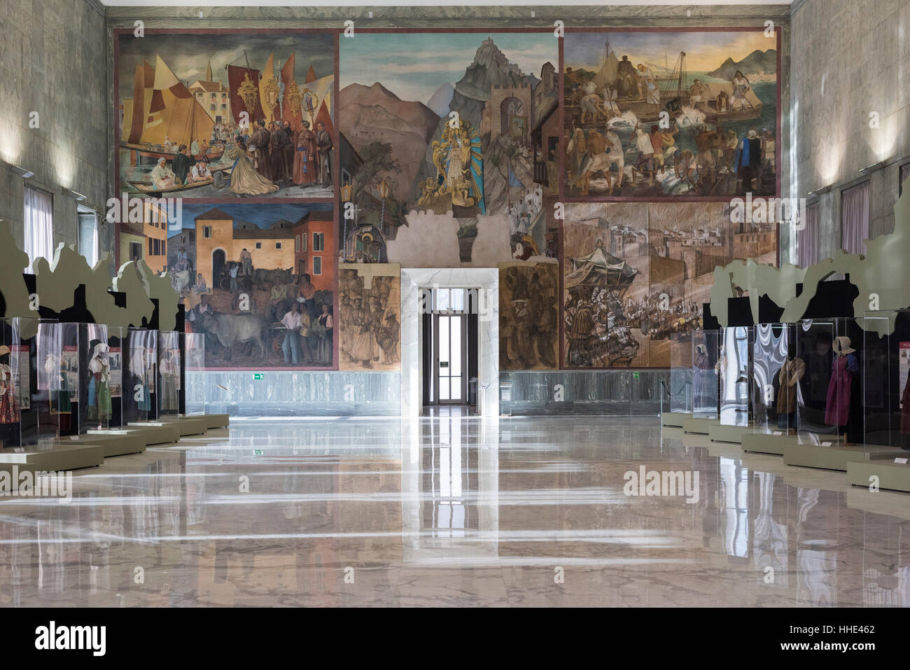 Rom. Italien. Museo Nazionale Delle Arti e Tradizioni Popolari, der Salone onore, mit Fresken, die Szenen aus dem traditionellen Leben in Italien Stockfoto