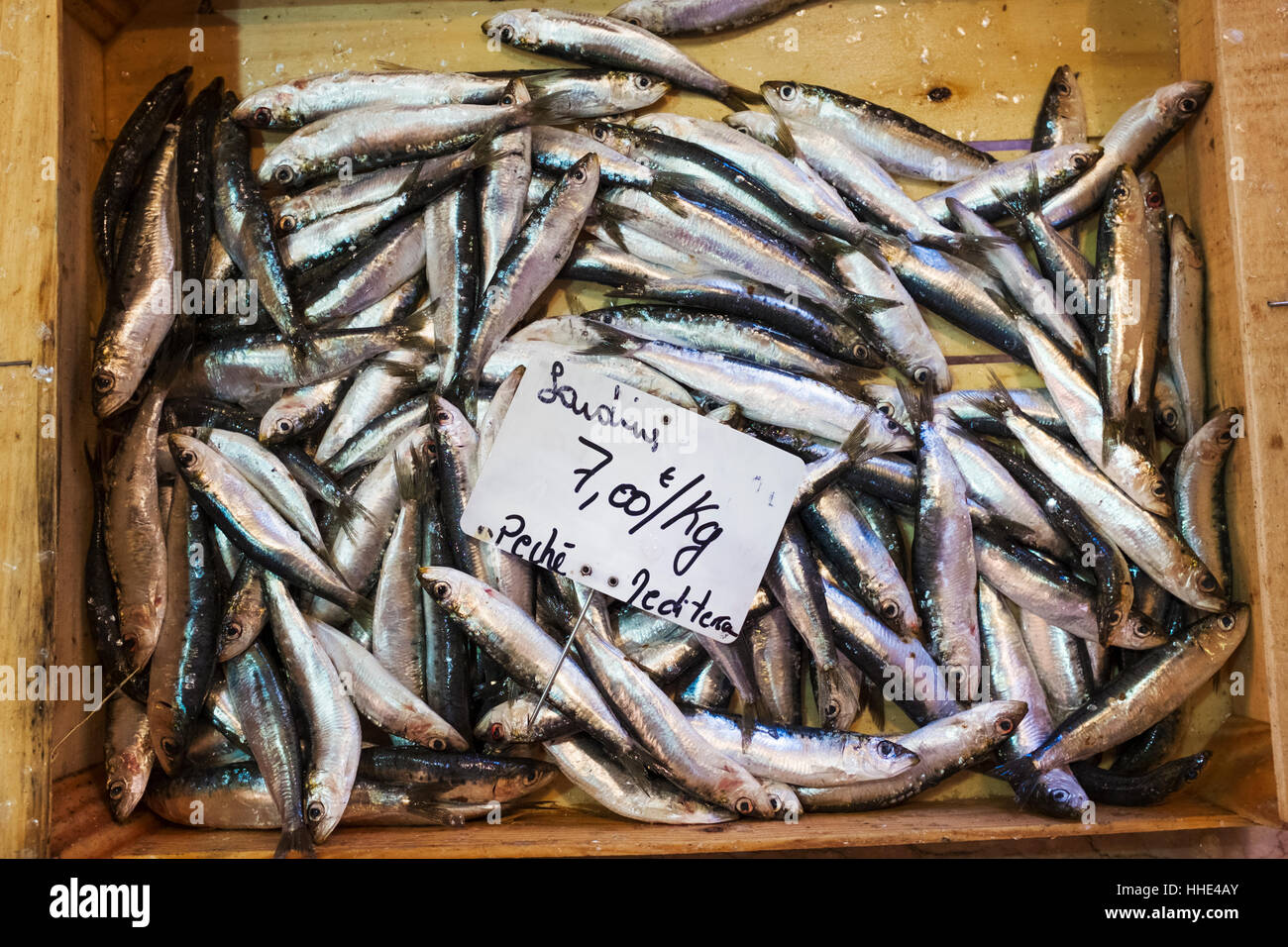 Eine Darstellung der Frischfisch auf Eis auf einem Marktstand. Stockfoto