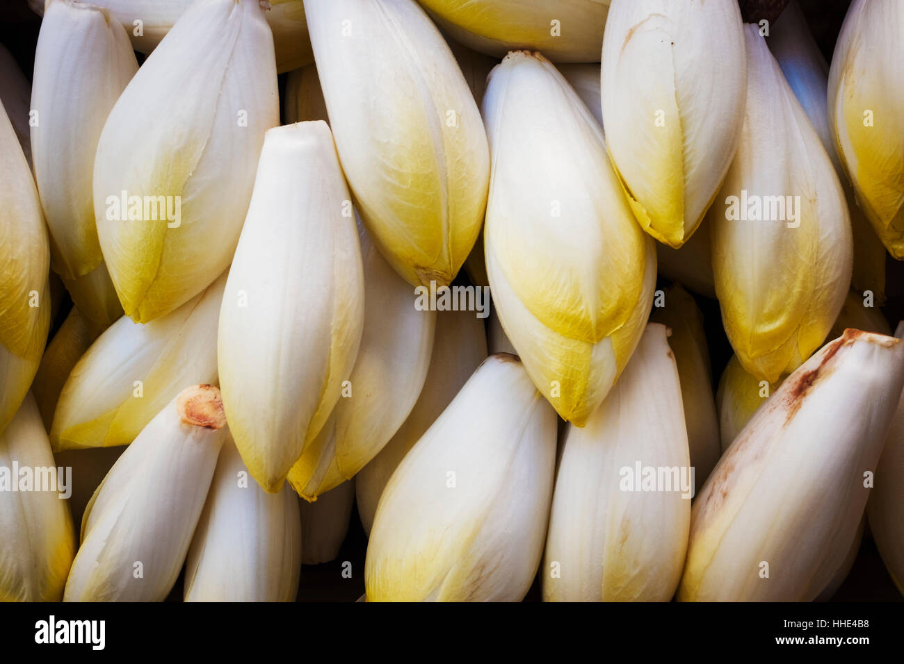 Ein Marktstand, frisch produzieren zu verkaufen. Endivien, Gemüse. Stockfoto