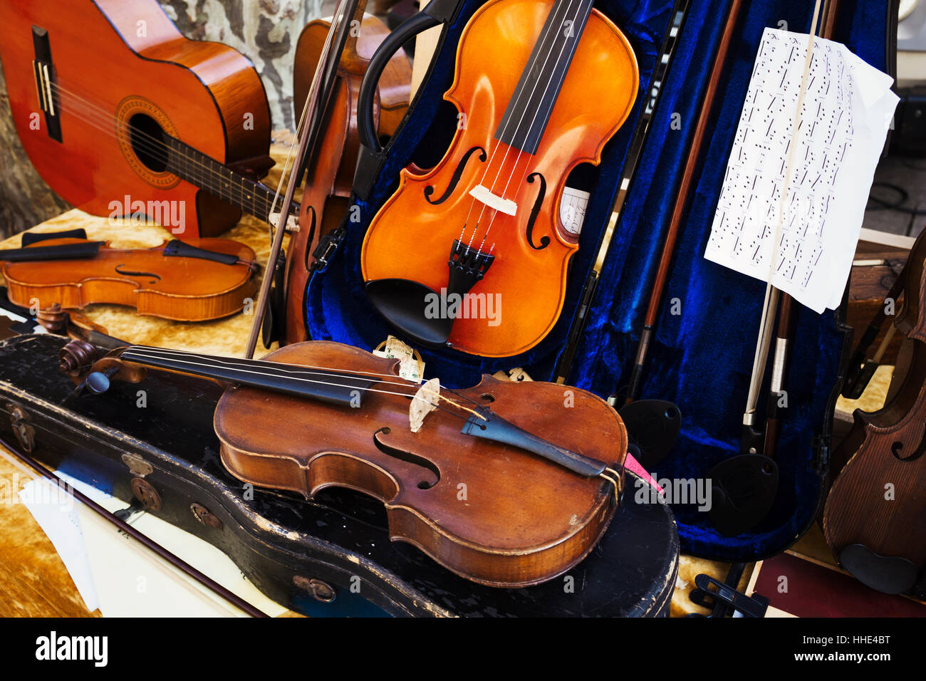 Einer Darstellung der Violinen und Gitarre in einem Schaufenster, Stockfoto