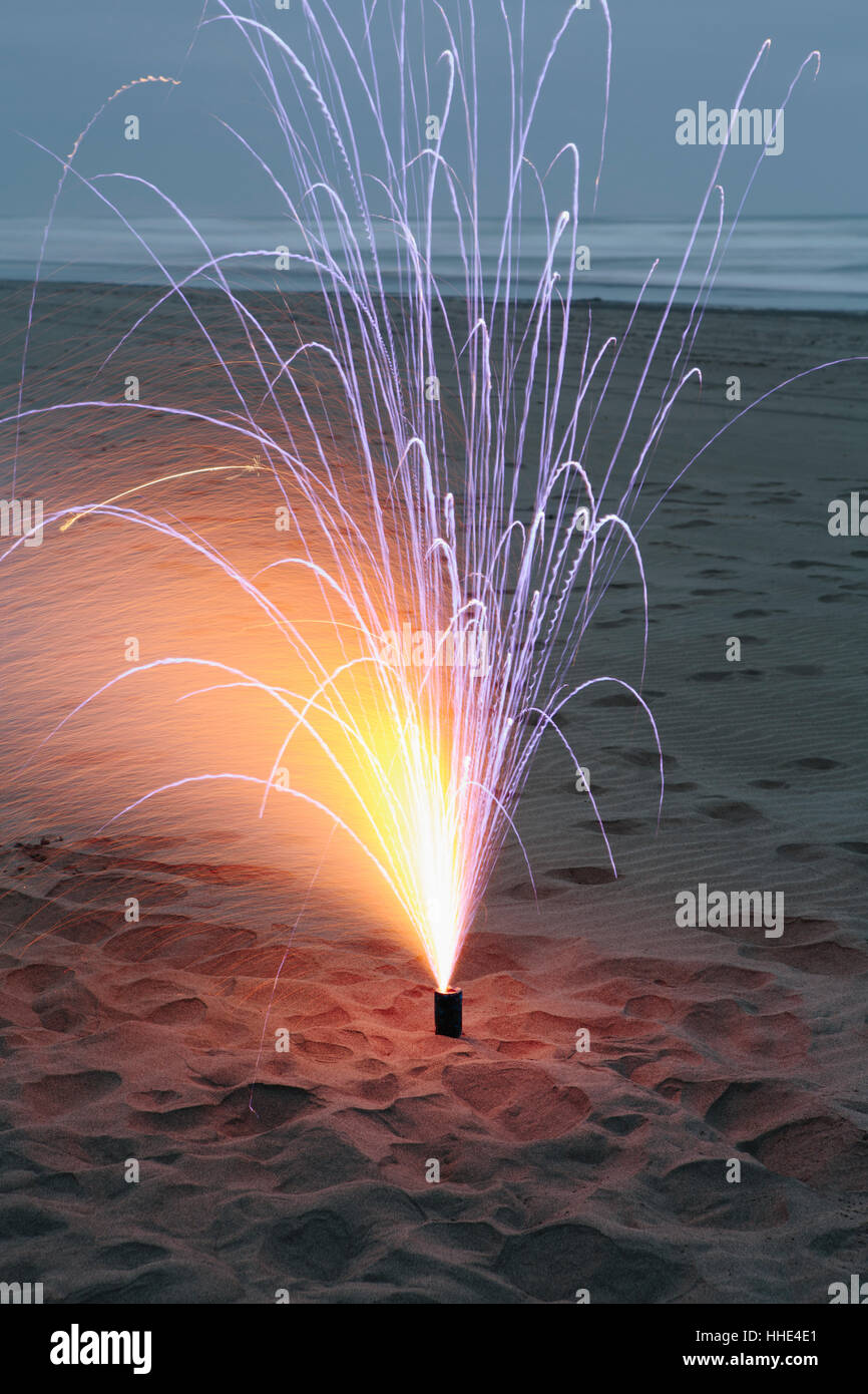 Langzeitbelichtung von Feuerwerkskörpern wird auf dem Sand am Strand Long Beach Halbinsel ablassen Stockfoto
