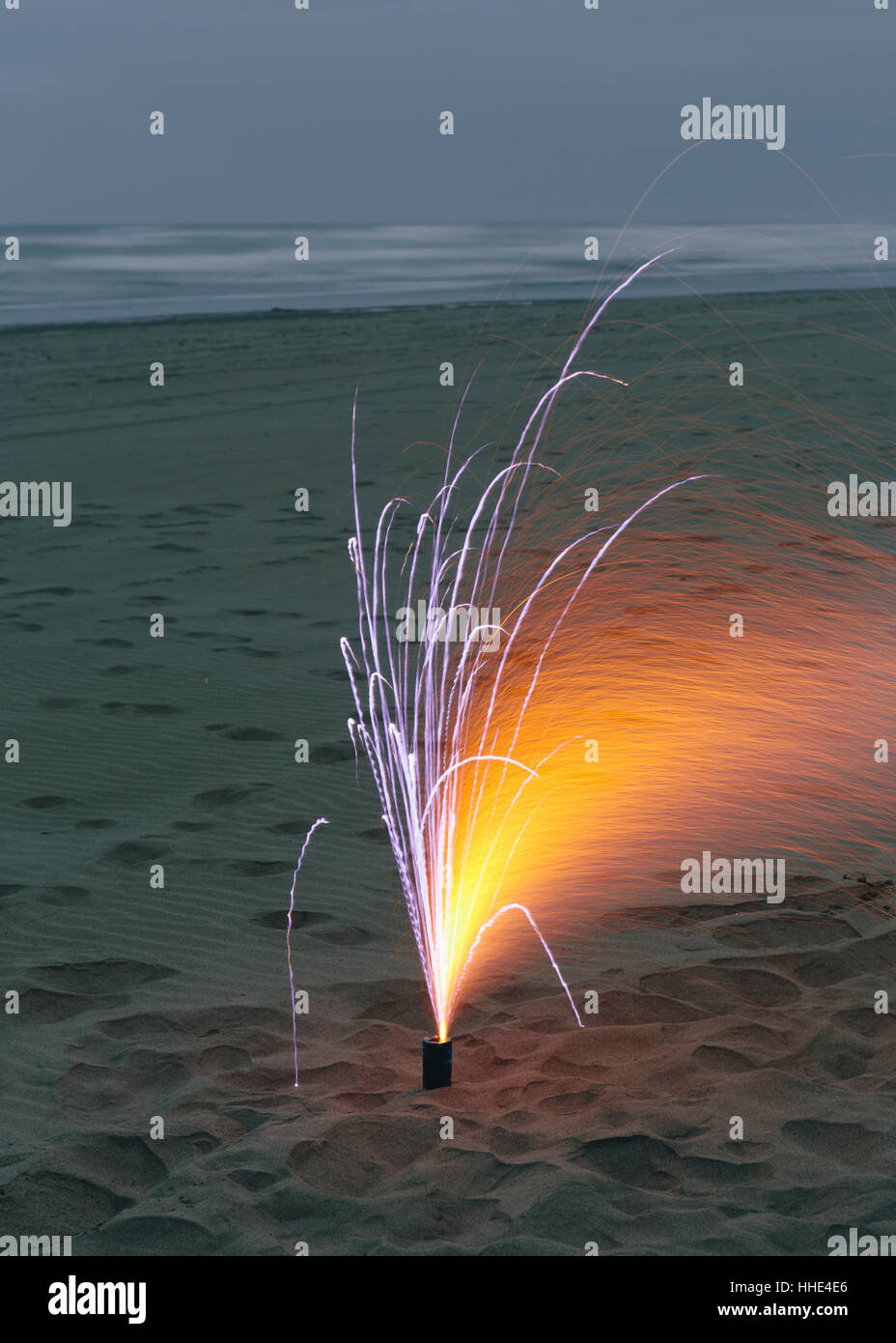 Langzeitbelichtung von Feuerwerkskörpern wird auf dem Sand am Strand Long Beach Halbinsel ablassen Stockfoto