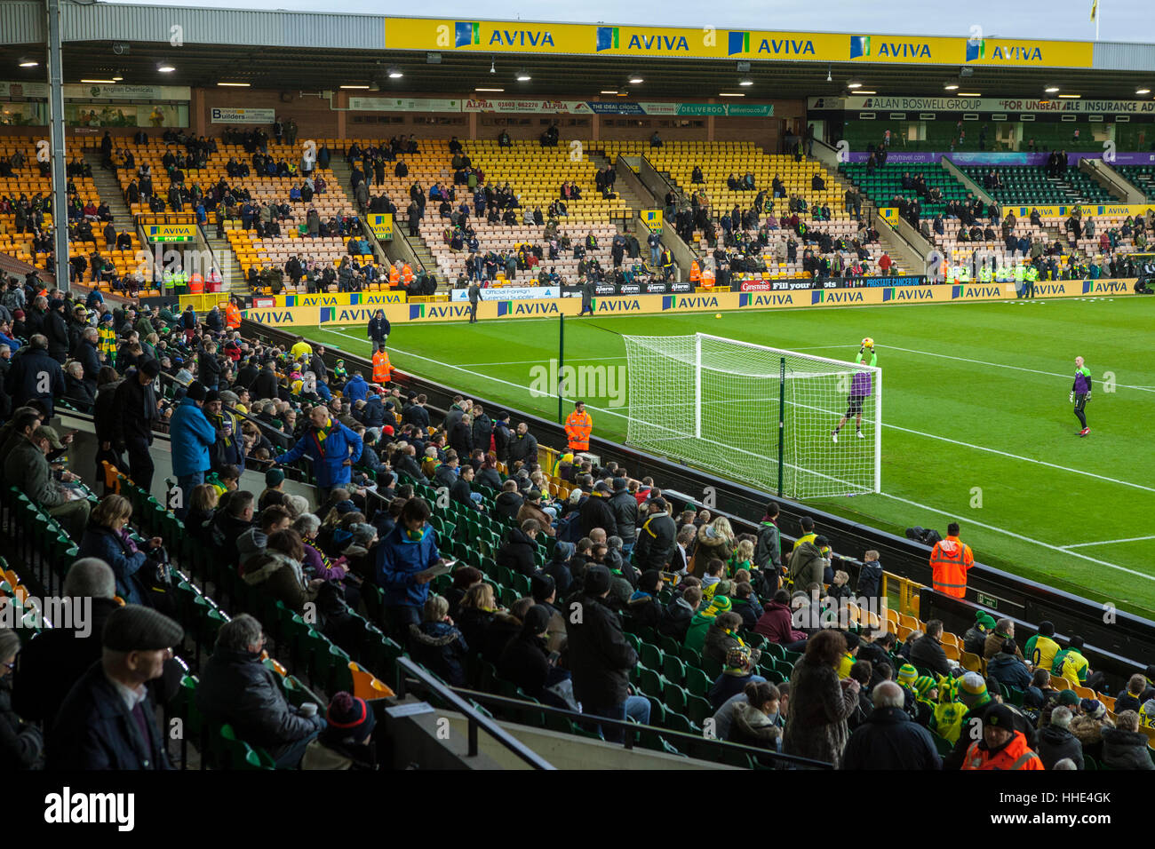 Norwich Fc Vs Fc Brentford Fussballspiel Im Carrow Road Stadium Fans Kommen Und Beobachten Die Spieler Aufwarmen Stockfotografie Alamy