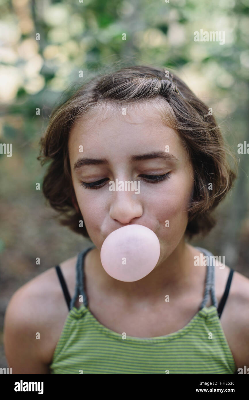 Elf Jahre altes Mädchen Kaugummi Seifenblase Stockfoto