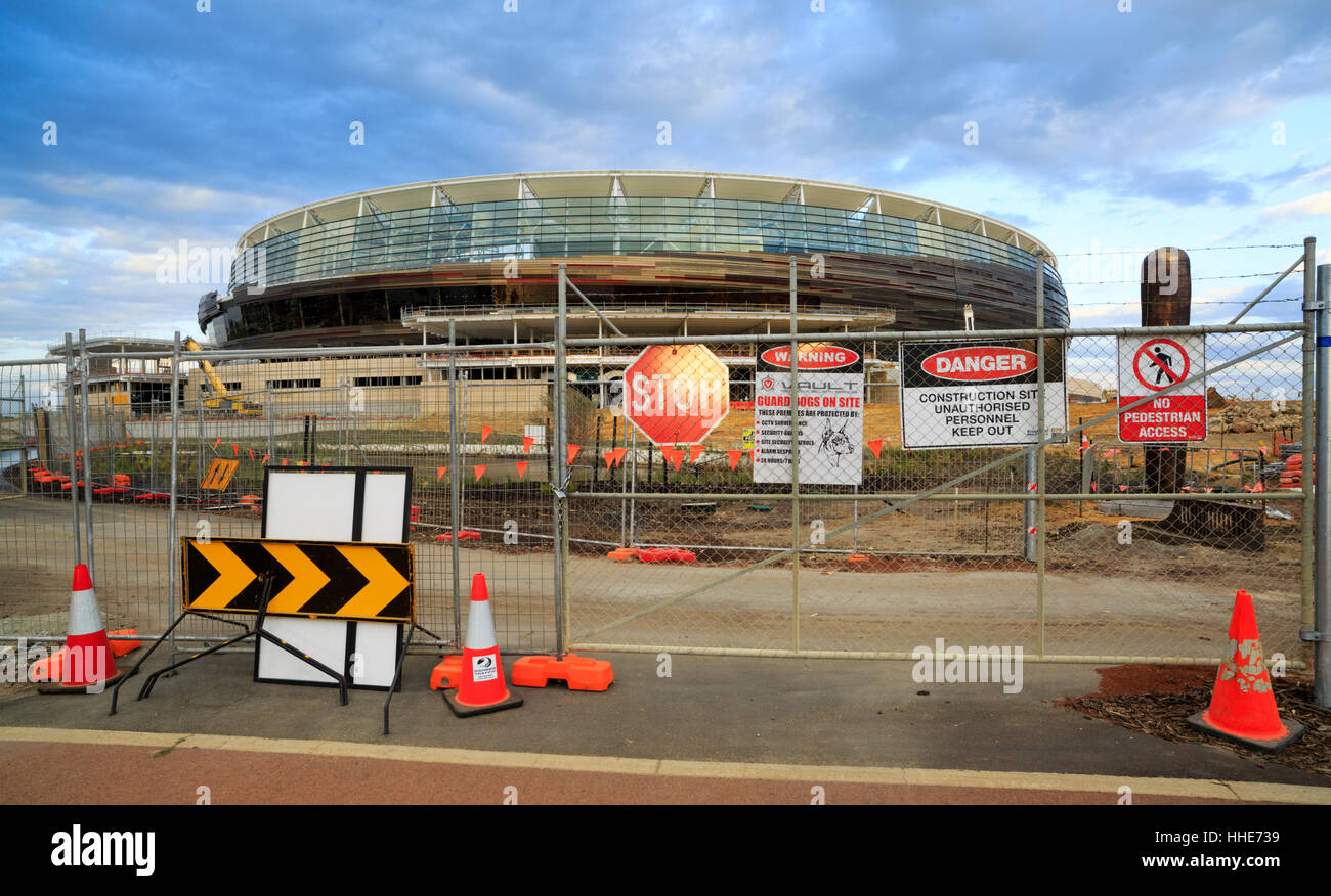 Baustelle Anzeichen auf ein Sicherheitszaun außerhalb des neuen Stadions Stockfoto
