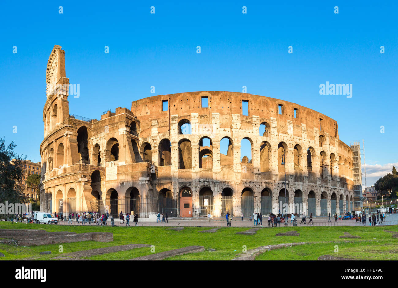 Blick auf den Sonnenuntergang des Kolosseums in Rom in Italien. Stockfoto