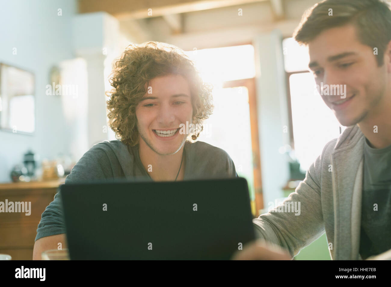 Lächelnden jungen College-Studenten studieren mit laptop Stockfoto