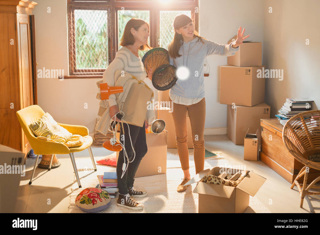 Mutter hilft jungen Erwachsenen Tochter Umzug in neue Wohnung Stockfoto
