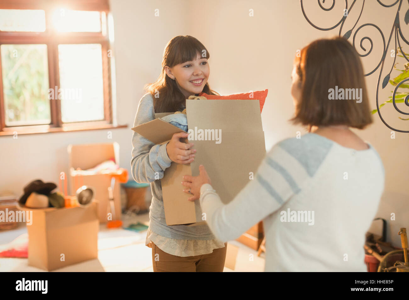 Mutter hilft jungen Erwachsenen Tochter Umzug in neue Wohnung Stockfoto