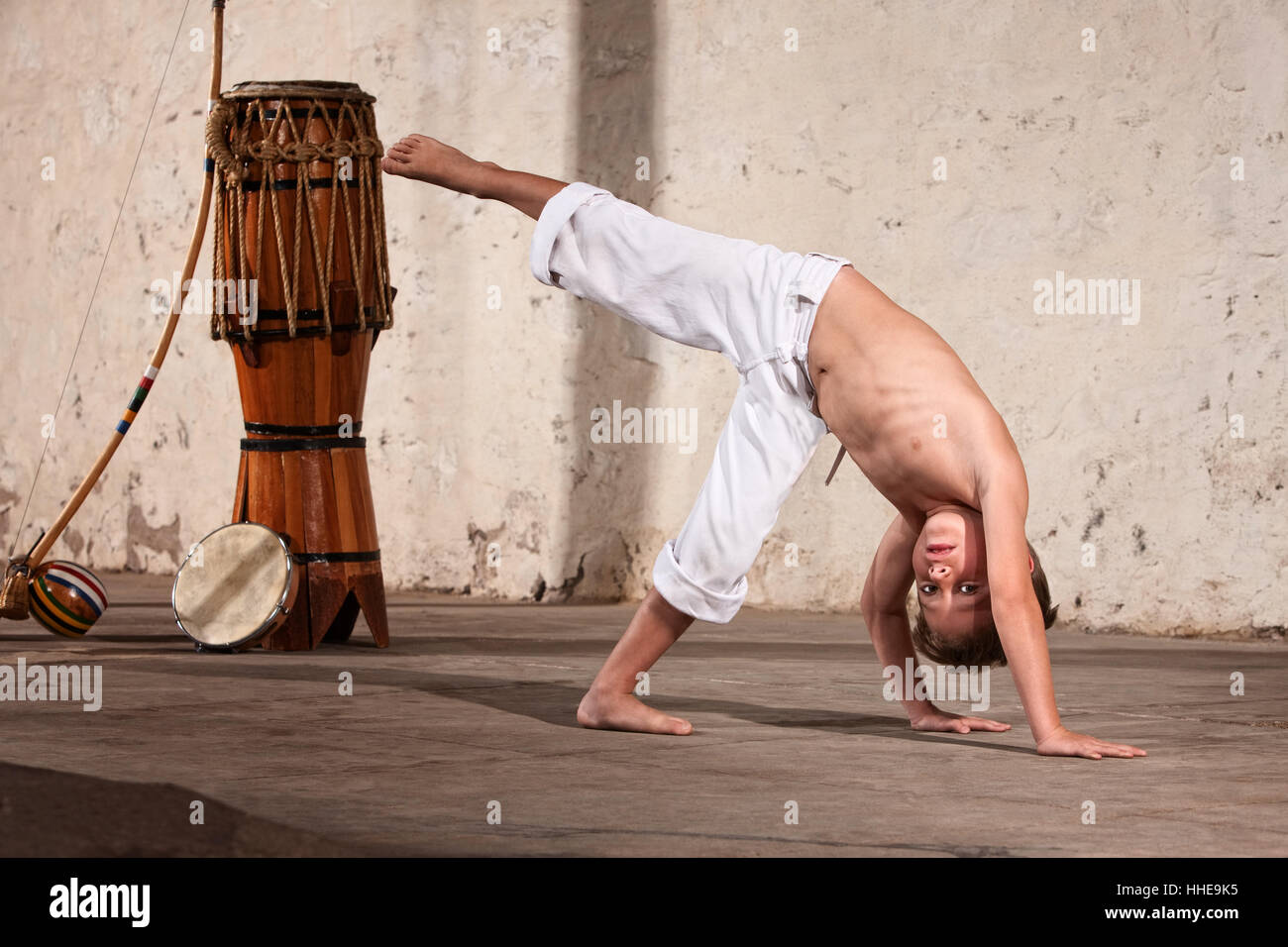 Junge Capoeira Kampfkünstler neben Berimbau Erdgeschoss Stockfoto