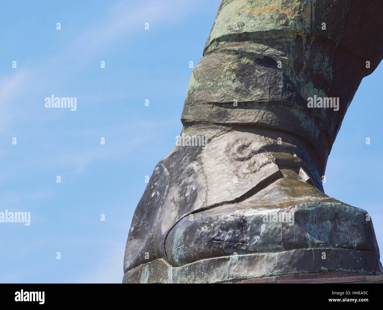 Riesen-schuh auf Statue, Krim Stockfoto