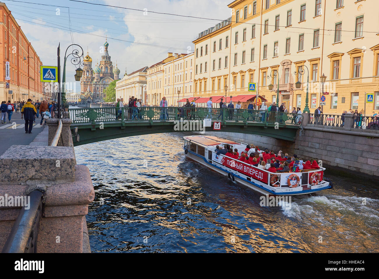Touristischen Kreuzfahrtschiff am Gribojedow-Kanal (gebaut im Jahre 1739) St.Petersburg Russland Stockfoto