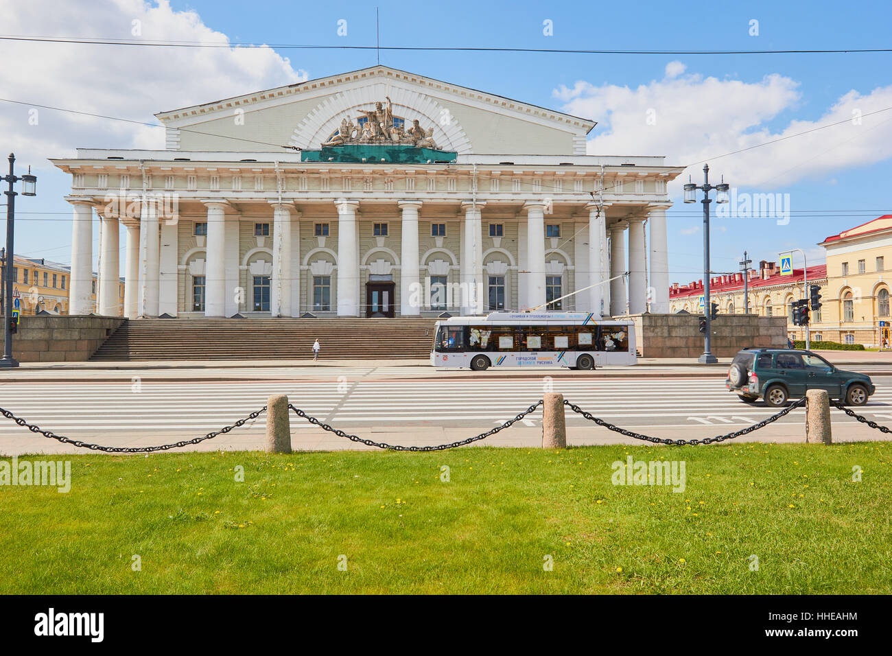 Börse-Altbauwohnung mit Dachterrasse Skulptur des Neptun gezogen in einem Wagen von Seepferdchen, Vasilevskiy Island, St.Petersburg Russland Stockfoto