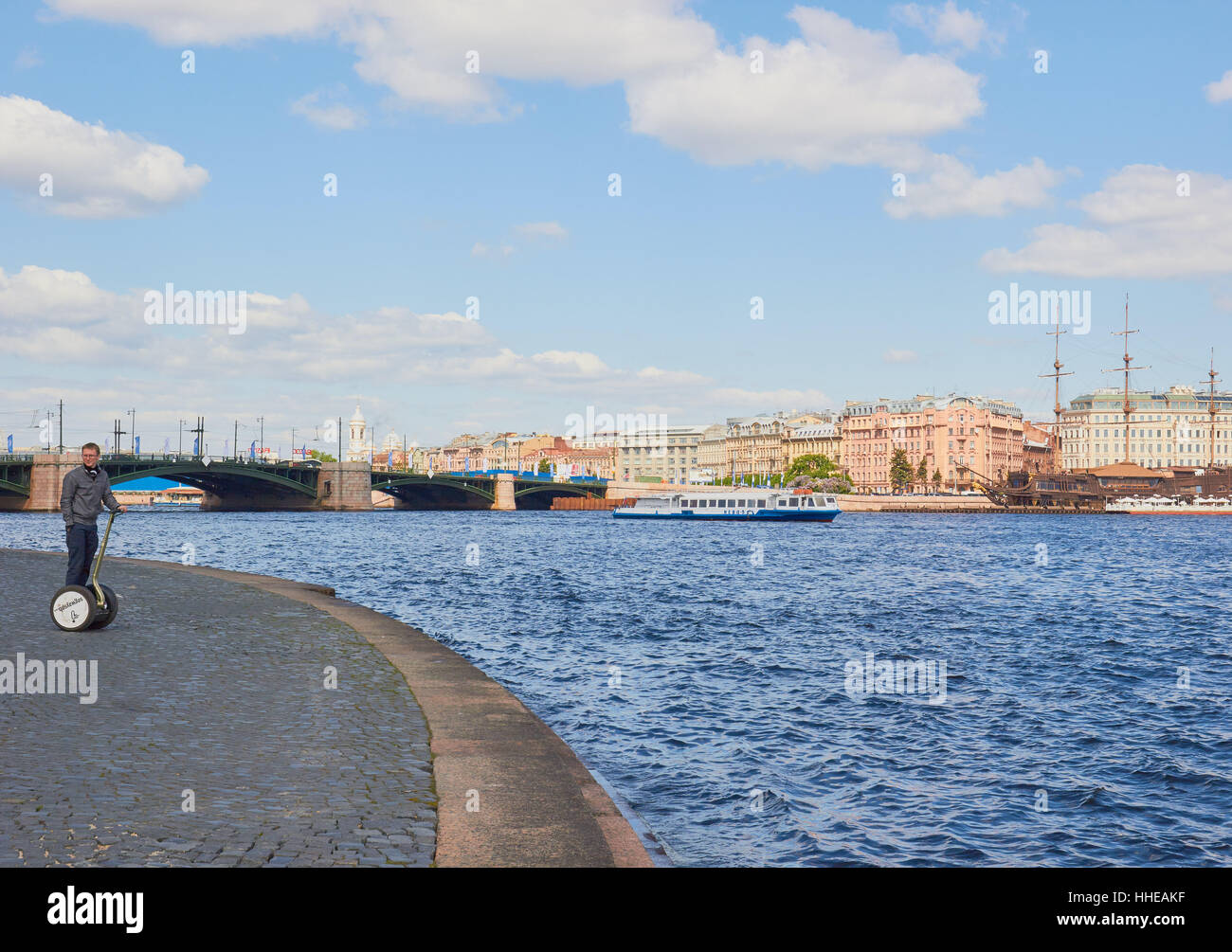 Mann auf einem Segway neben dem Fluss Neva St. Petersburg Russland Stockfoto
