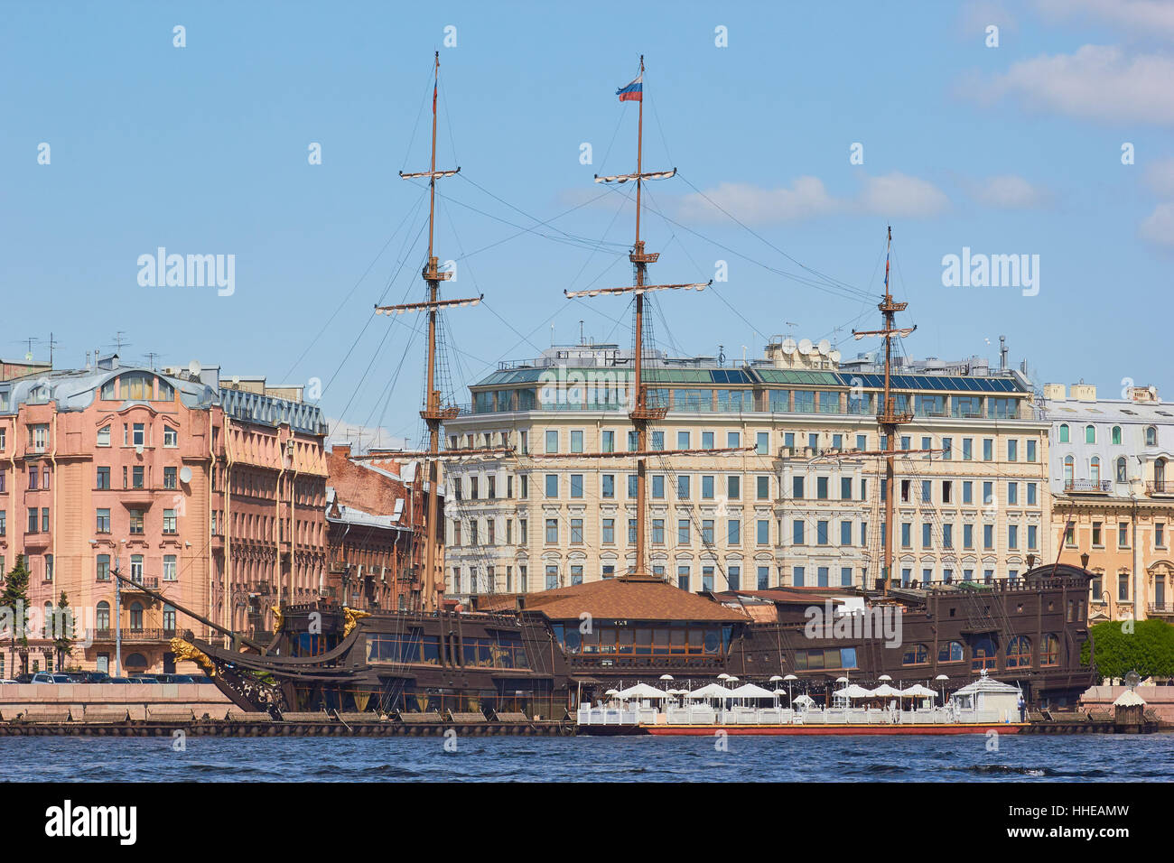 Restaurant Schiff der fliegende Holländer vertäut am Fluss Neva St. Petersburg Russland Stockfoto