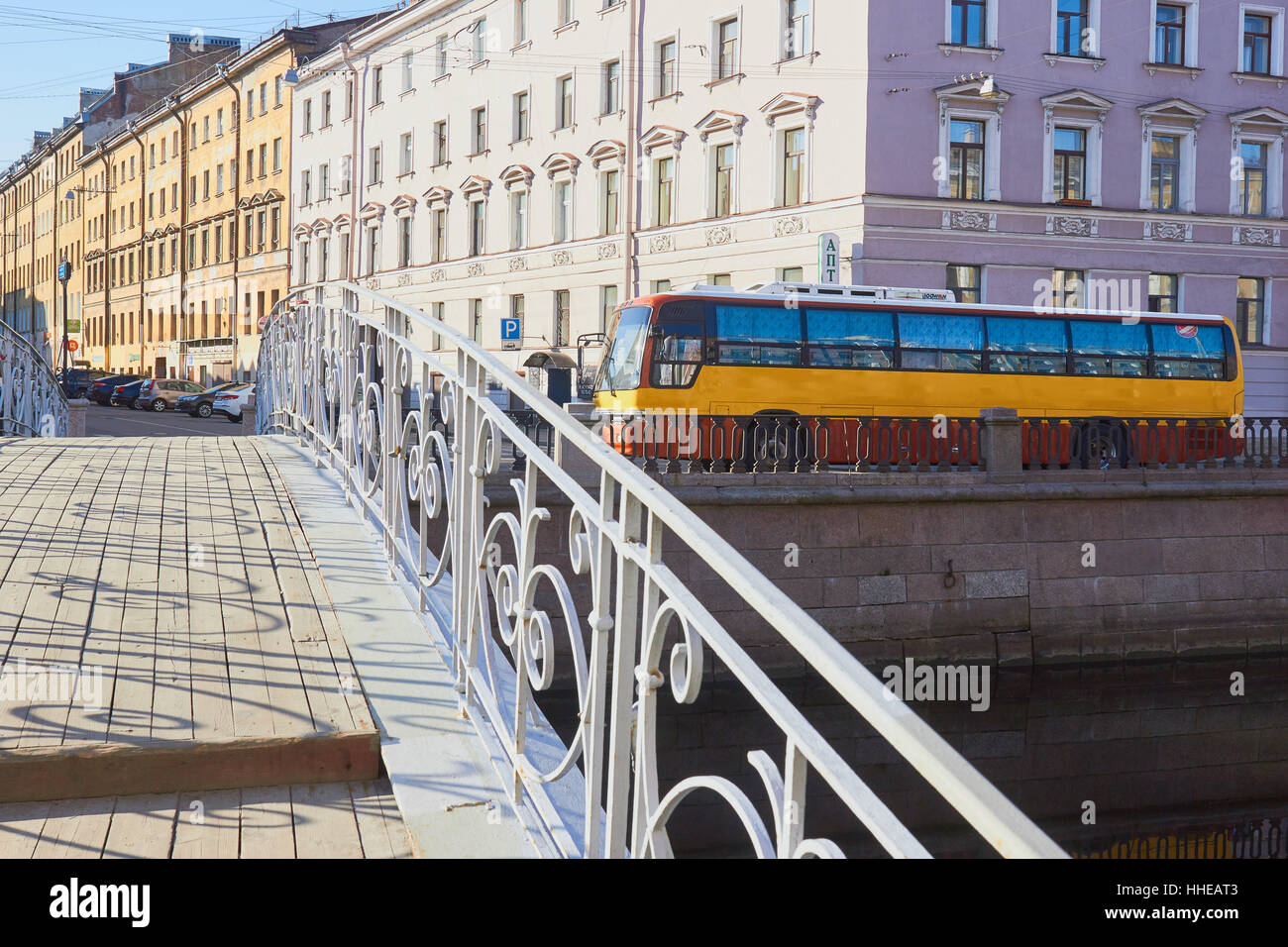 Trainer parkte vor Fußgängerbrücke über Kanal St.Petersburg Russland Stockfoto