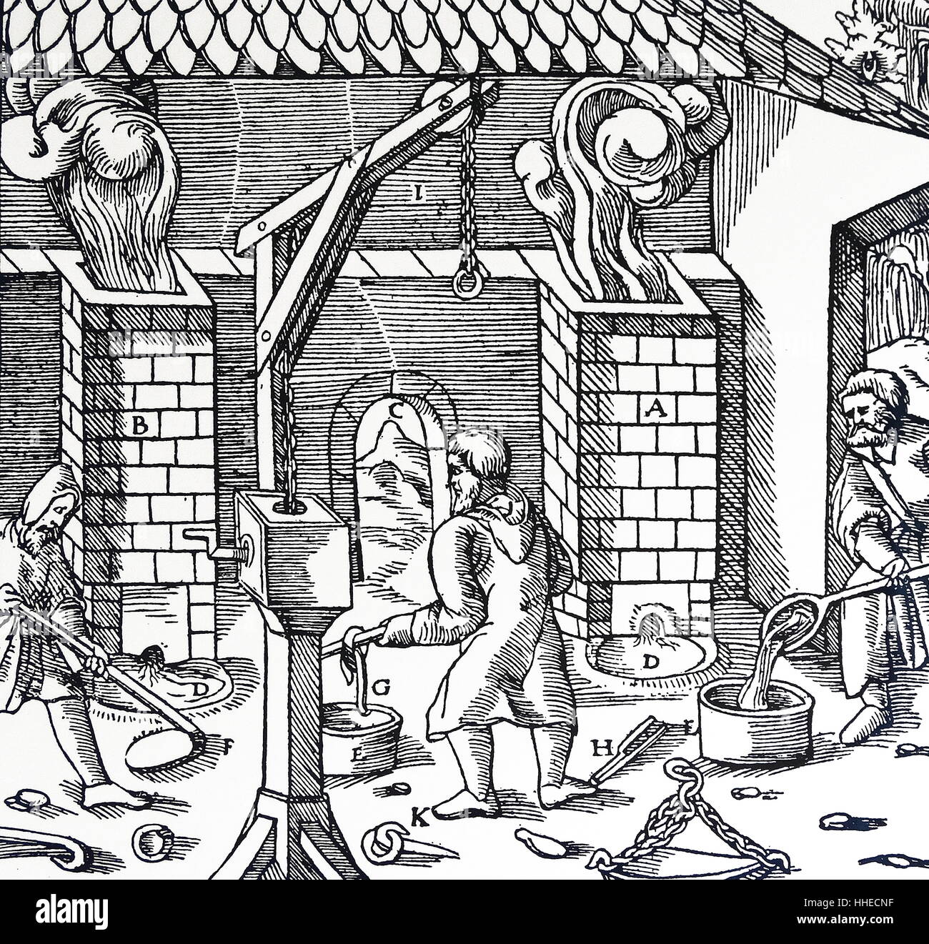 Kran zum Heben von Kuchen aus Kupfer/Blei-Legierung aus Formen. Von der Agricolla De re Metallica, 1556 Stockfoto