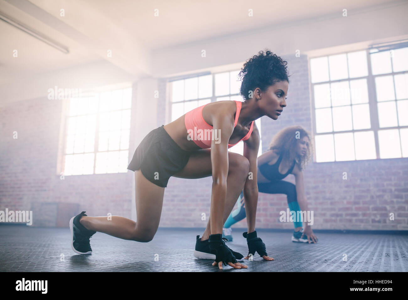 Zwei junge Frauen tun, trainieren Sie im Fitness-Studio zusammen. Frauen laufen trainieren im Fitness-Klasse. Stockfoto