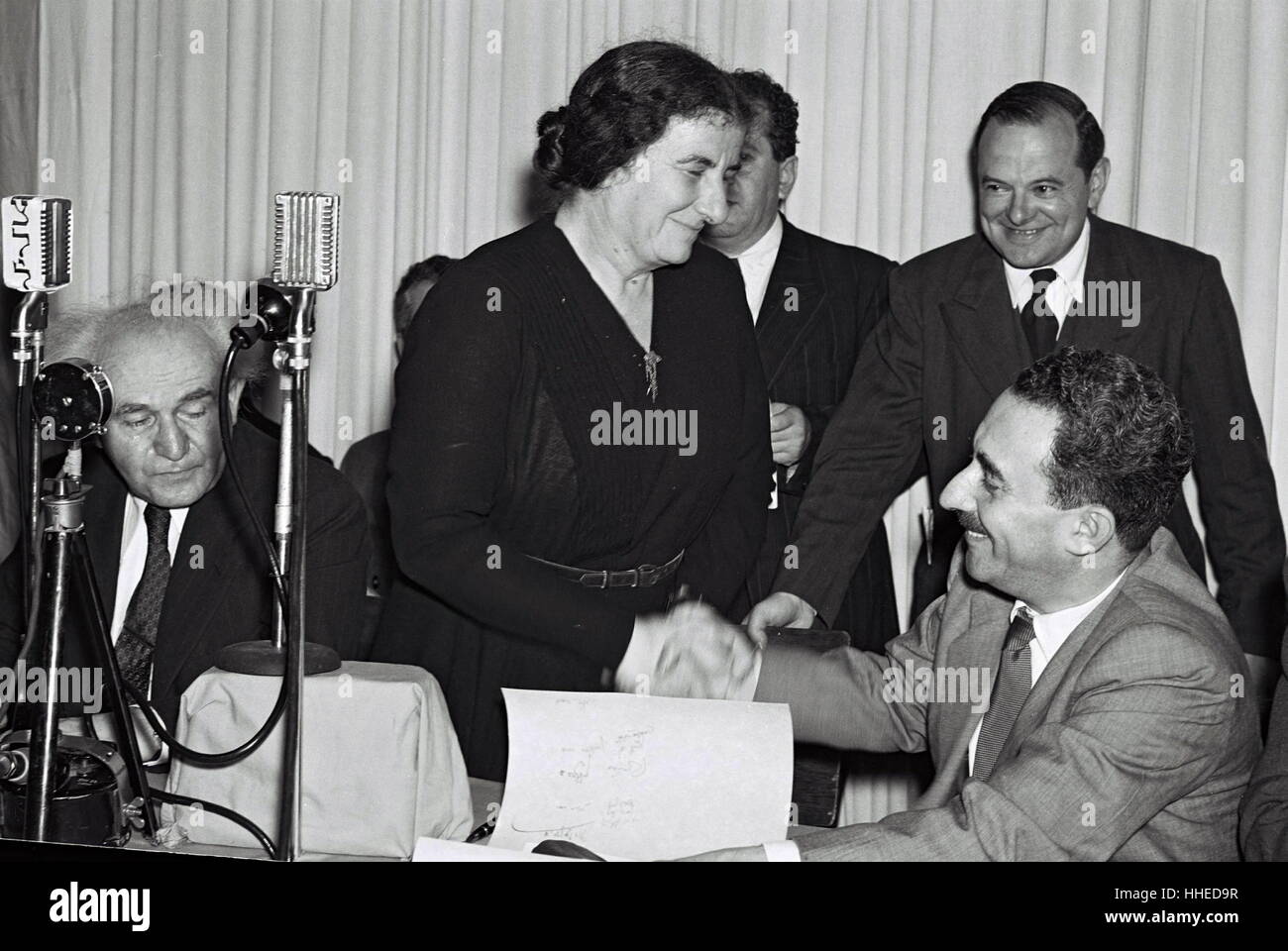 Israelische Kabinett tagt 1949. Vordere Reihe von links nach rechts: Ministerpräsident David Ben Gurion, Golda Meir Arbeitsminister Moshe Sharett Außenminister Stockfoto