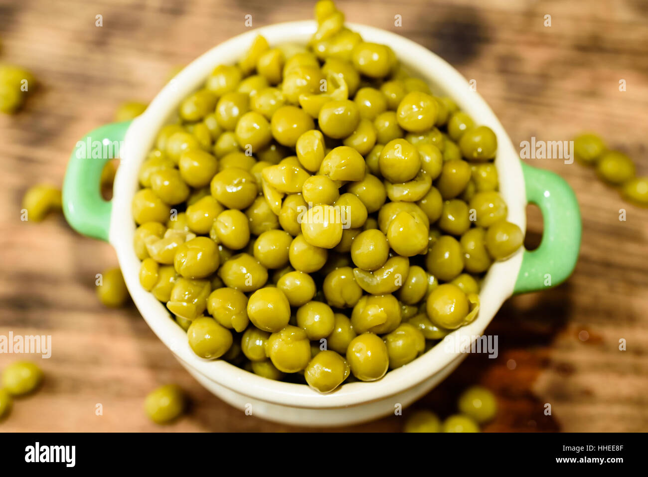 Gedämpfte und gekühlte Erbsen bereit um zu essen. Süß und frisch im Geschmack. Hier emailliert in einer Beige und grünen kleinen gusseisernen Topf. Stockfoto