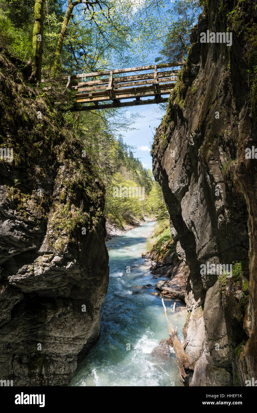 Hölzerne Brücke über den Fluss Partnach, Partnachklamm, Garmisch-Partenkirchen, Werdenfelser Land, Bayern, Oberbayern Stockfoto