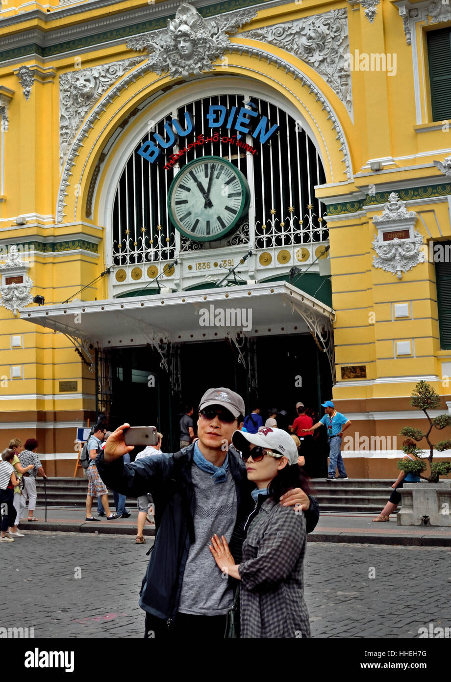 Liebe Jugendliche machen eine Selfie - Old Railway Station Ho Chi Minh City Center (HCMC) Saigon (schwindelerregend hoch, Oktan, Stadt von Handel, Gewerbe und Kultur) Sozialistischen Republik Vietnam Stockfoto