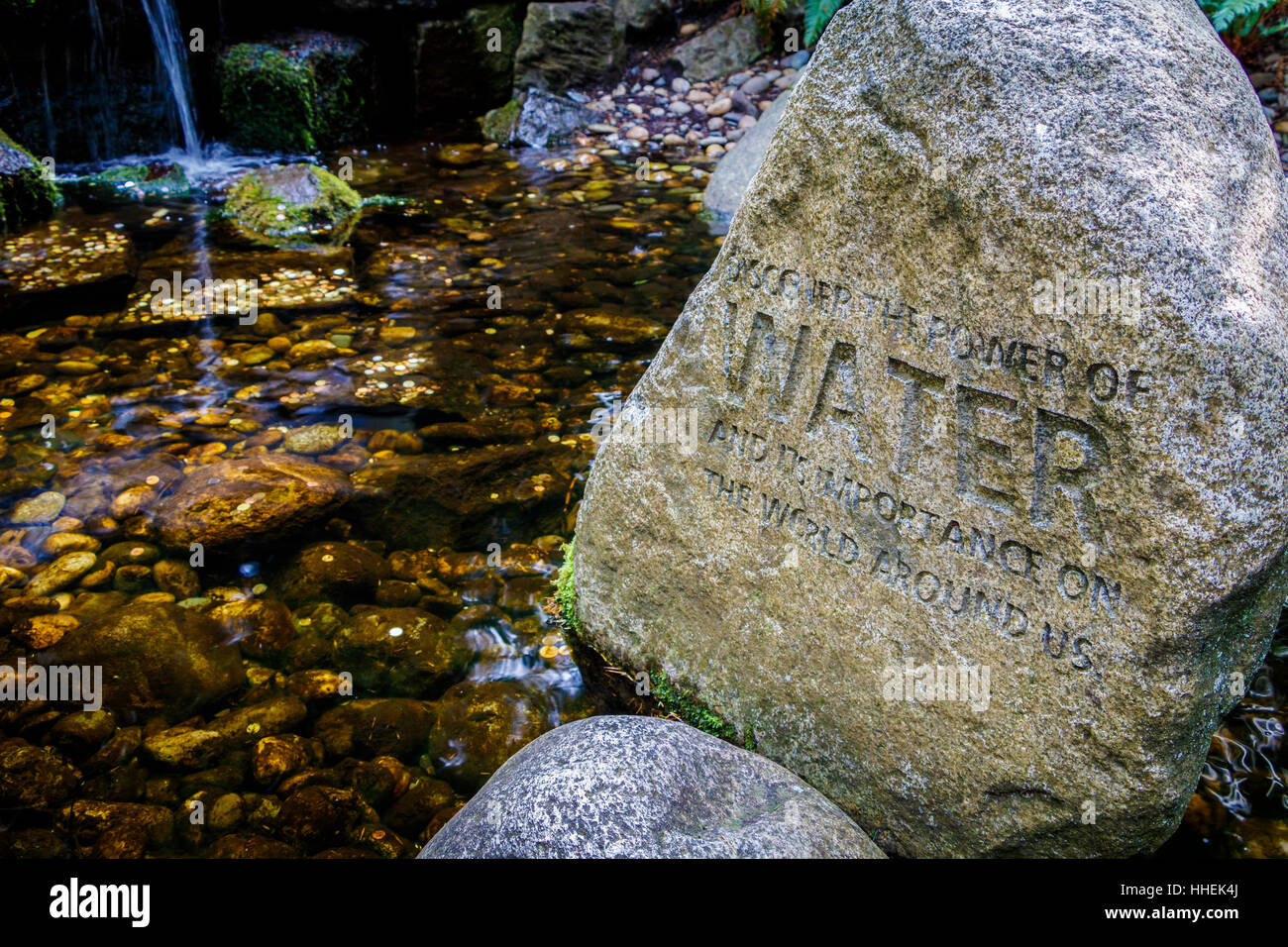 Wasserspiel über es ist wichtig, bei der Capilano Suspension Bridge Park, Vancouver, Britisch-Kolumbien, Kanada. Stockfoto