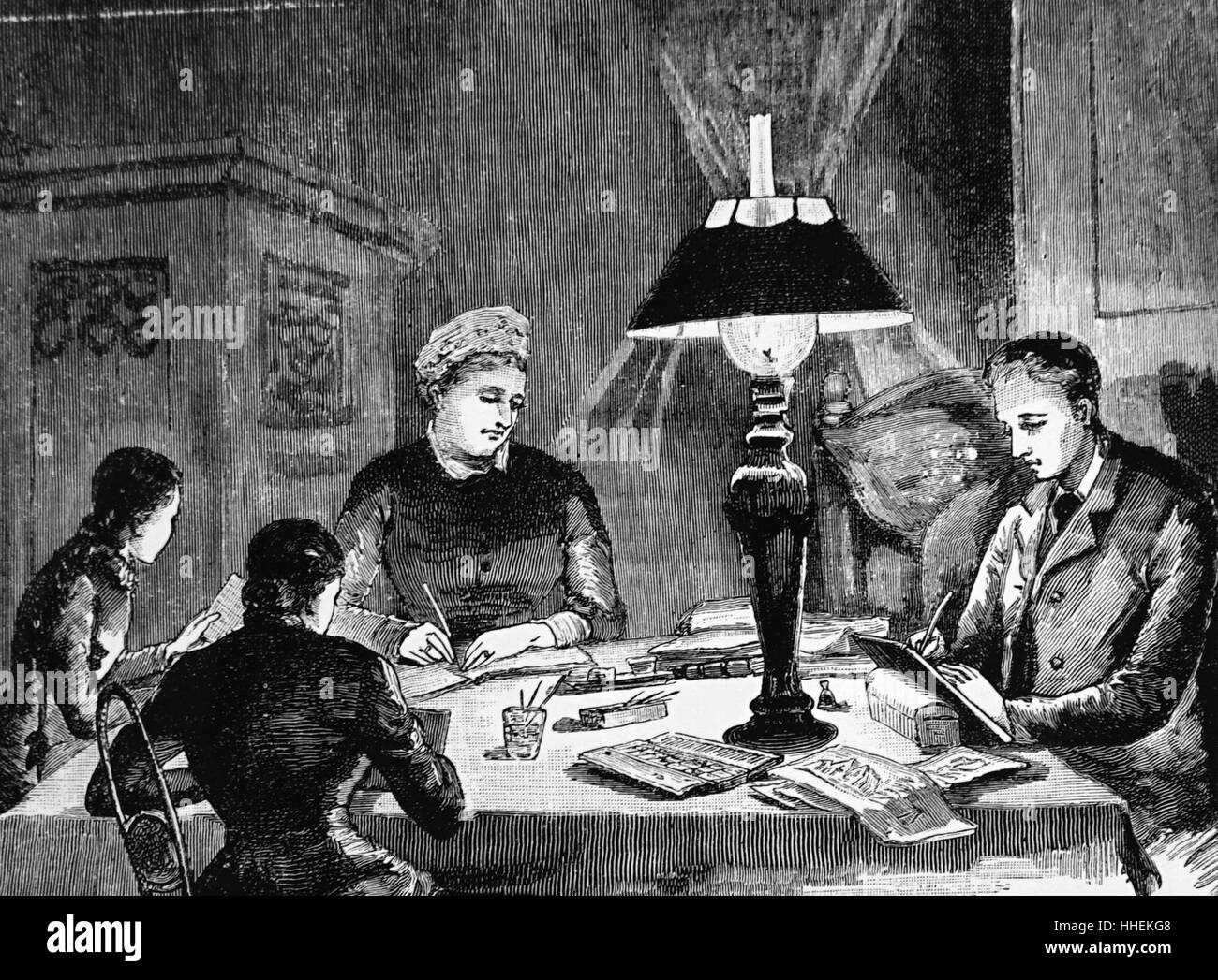 Abbildung: Darstellung einer deutschen Familie sitzt um den Tisch an einem Winterabend, Lesen, Schreiben und Malen durch das Licht einer Öllampe. Vom 19. Jahrhundert Stockfoto Abbildung: Darstellung einer deutschen Familie sitzt um den Tisch an einem Winterabend, Lesen, Schreiben und Malen durch das Licht einer Öllampe. Vom 19. Jahrhundert Stockfoto
