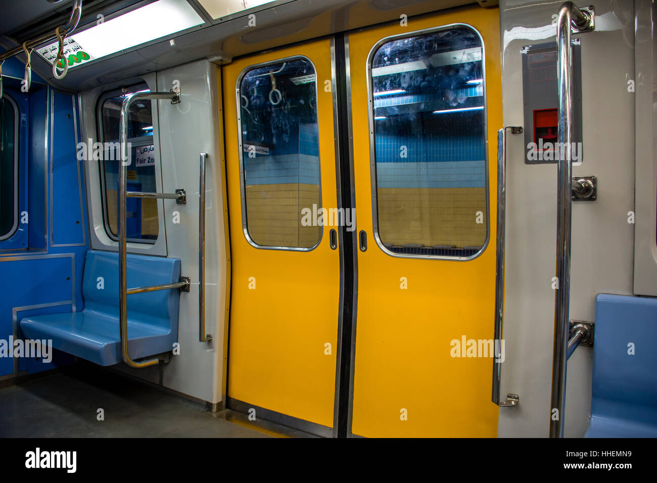 Blick ins Innere der u-Bahn Tür geschlossen in der Station - Übersetzung: "diese Plätze sind reserviert für die älteren Menschen und Menschen mit besonderen Stockfoto