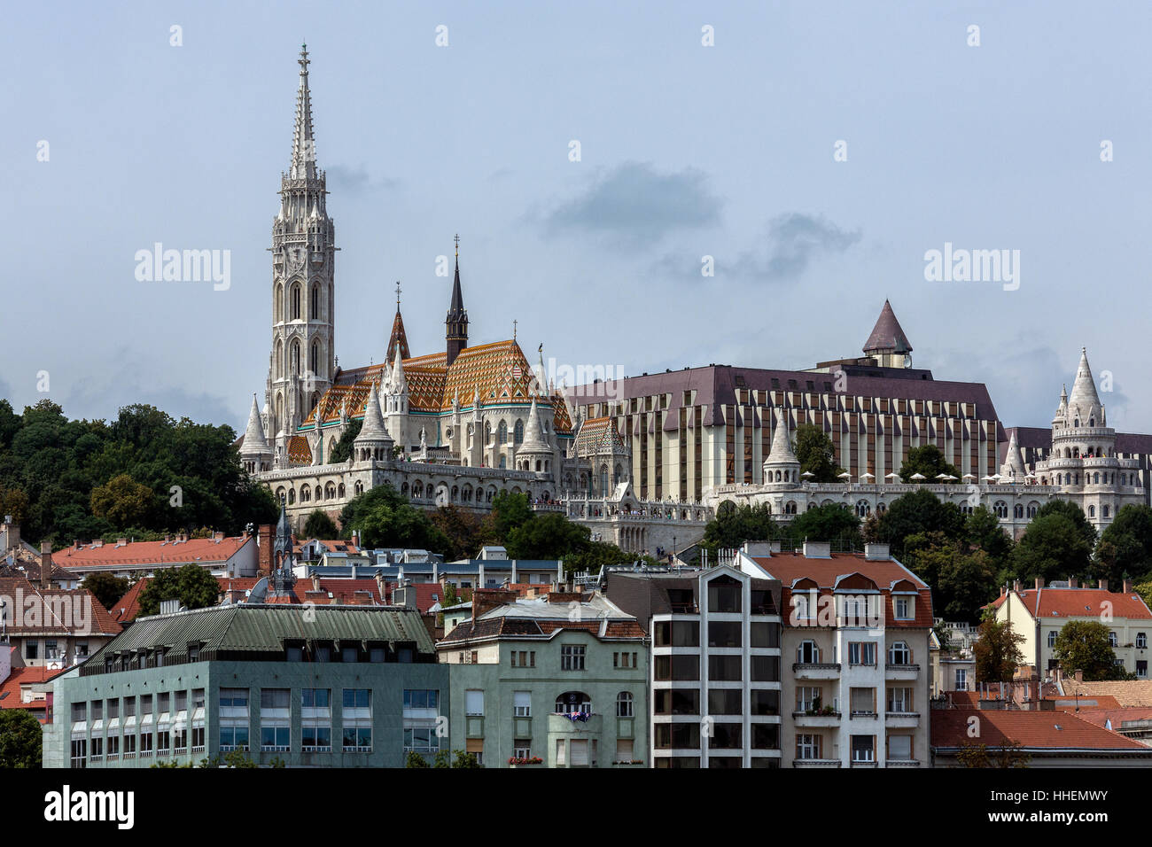 Blick auf die Skyline von Budapest und Matyas Kirche oder Matthias Kirche oder die Kirche unserer lieben Frau von Buda in Budapest, Ungarn. Stockfoto