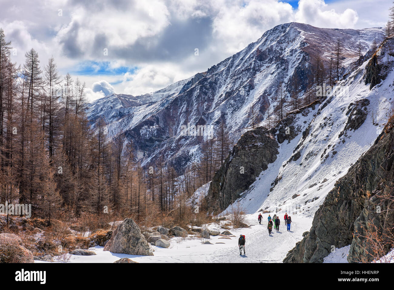 MUNCH-SARDYKS, Burjatien, Russland - April 30.2016: Gruppe von Bergsteigern geht auf Kanal zugefrorenen Fluss in Bergen des östlichen Sayan. Berggipfel Klettern Stockfoto