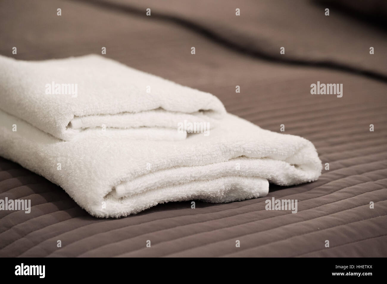 Zwei weiße Handtücher liegen auf einer Decke Stockfoto