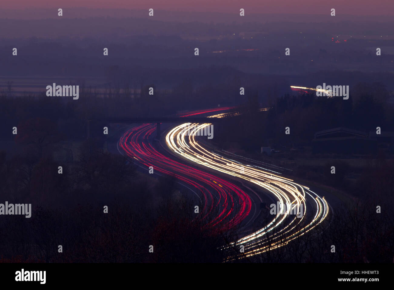 Verkehr auf der Autobahn bei Nacht in Oxfordshire, England Stockfoto