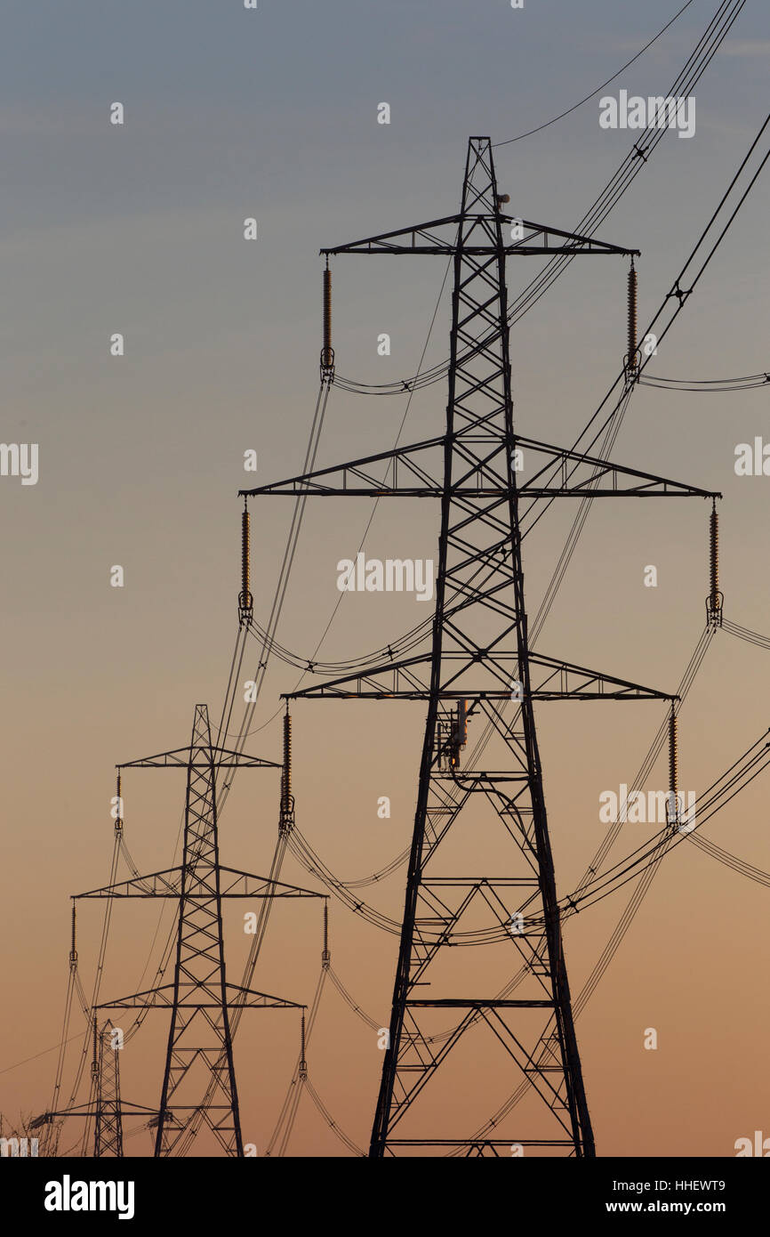 Zwei Strommasten bei Sonnenuntergang Stockfoto