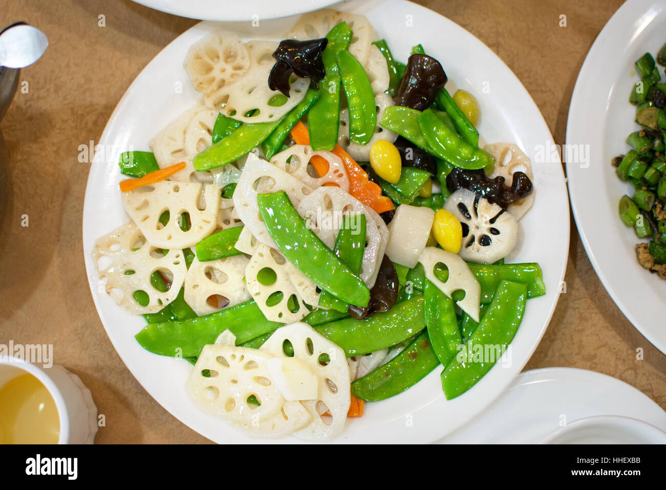 Gebratene Lotuswurzel mit chinesischen Bean、garlic und Mandeln Stockfoto