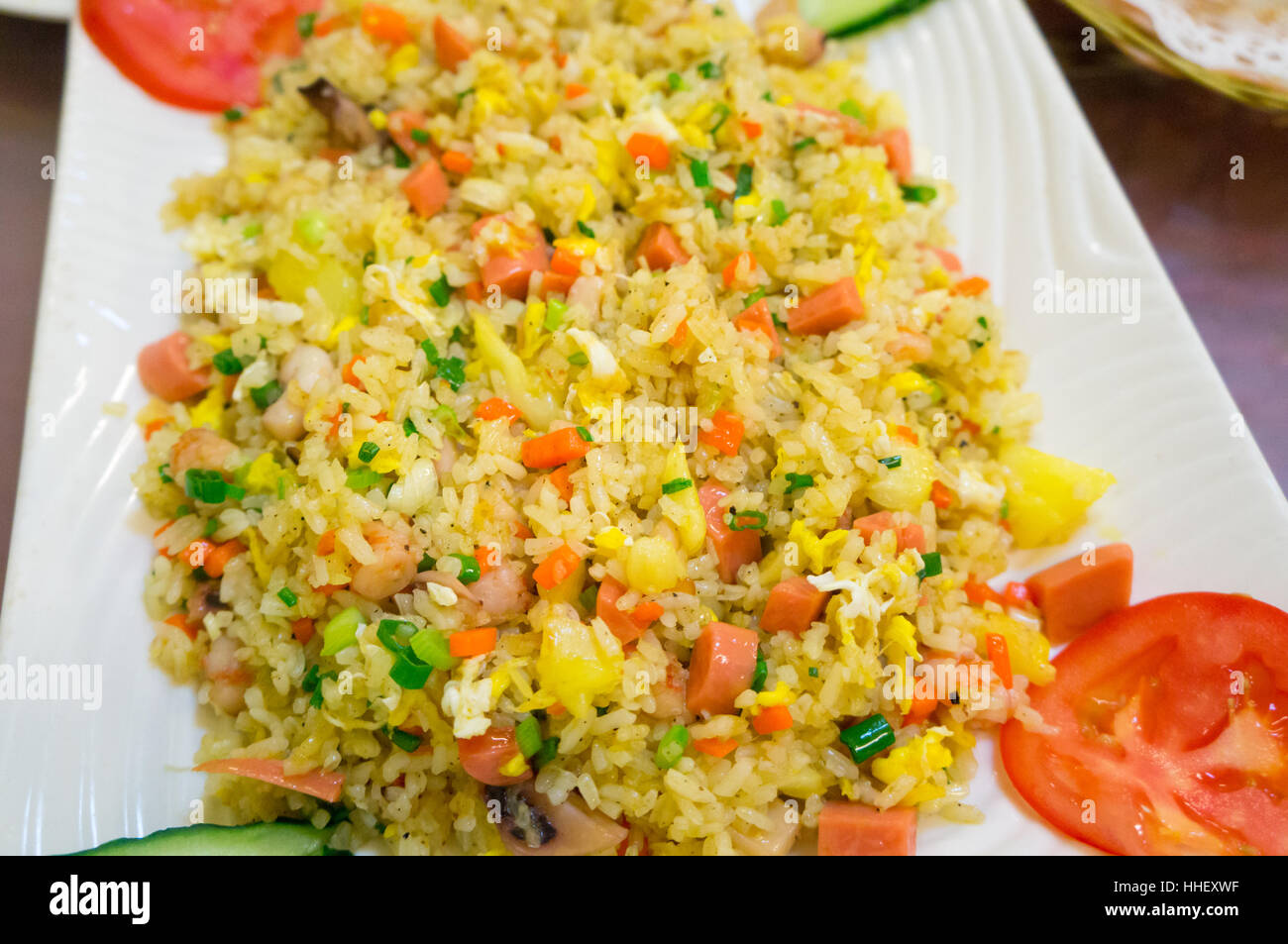 Gebratener Reis mit Ei, Karotten und grünen Bohnen auf dem Teller Stockfoto