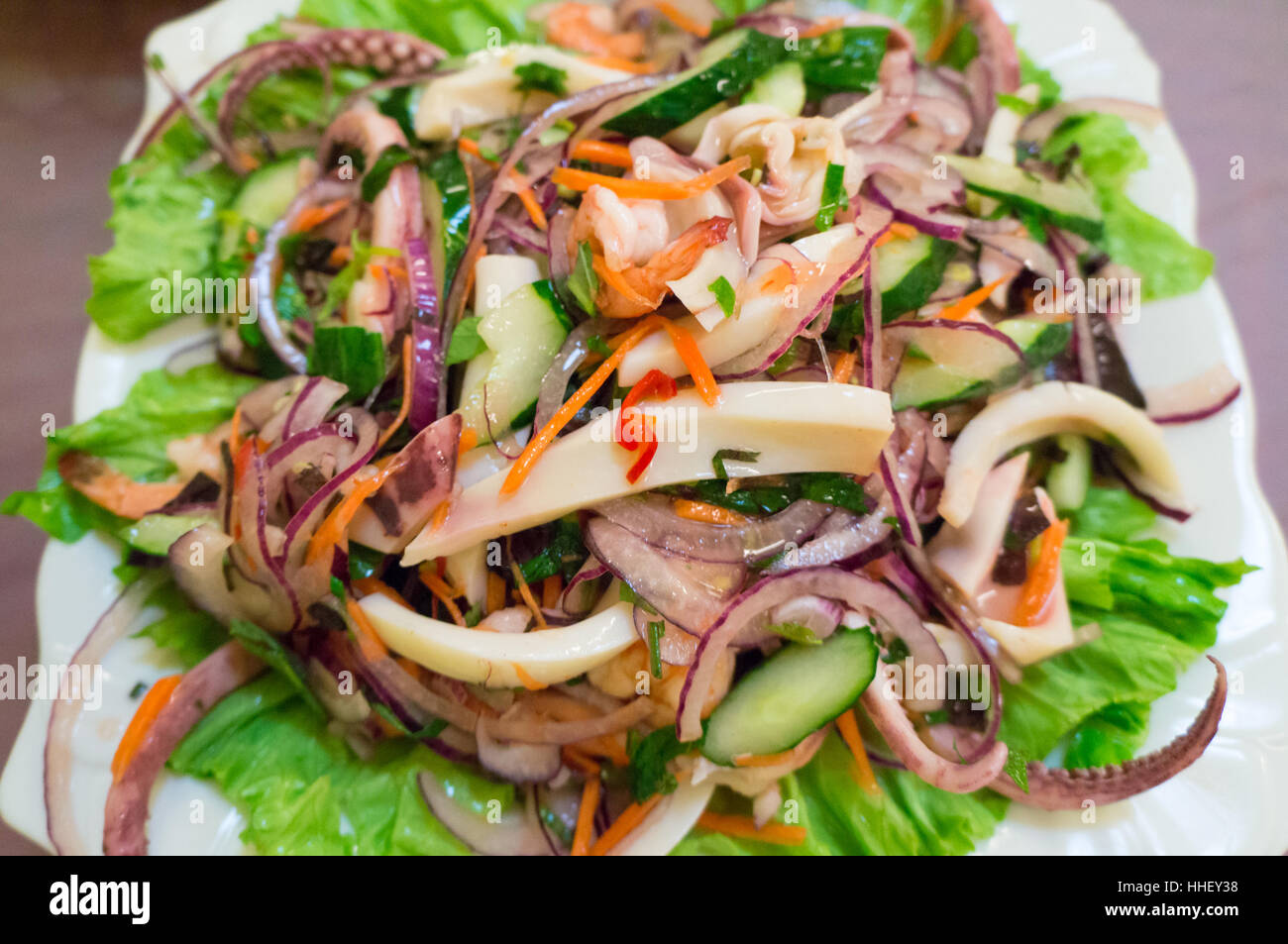 Meeresfrüchte-Salat mit Tintenfisch und Gemüse auf dem Teller Stockfoto