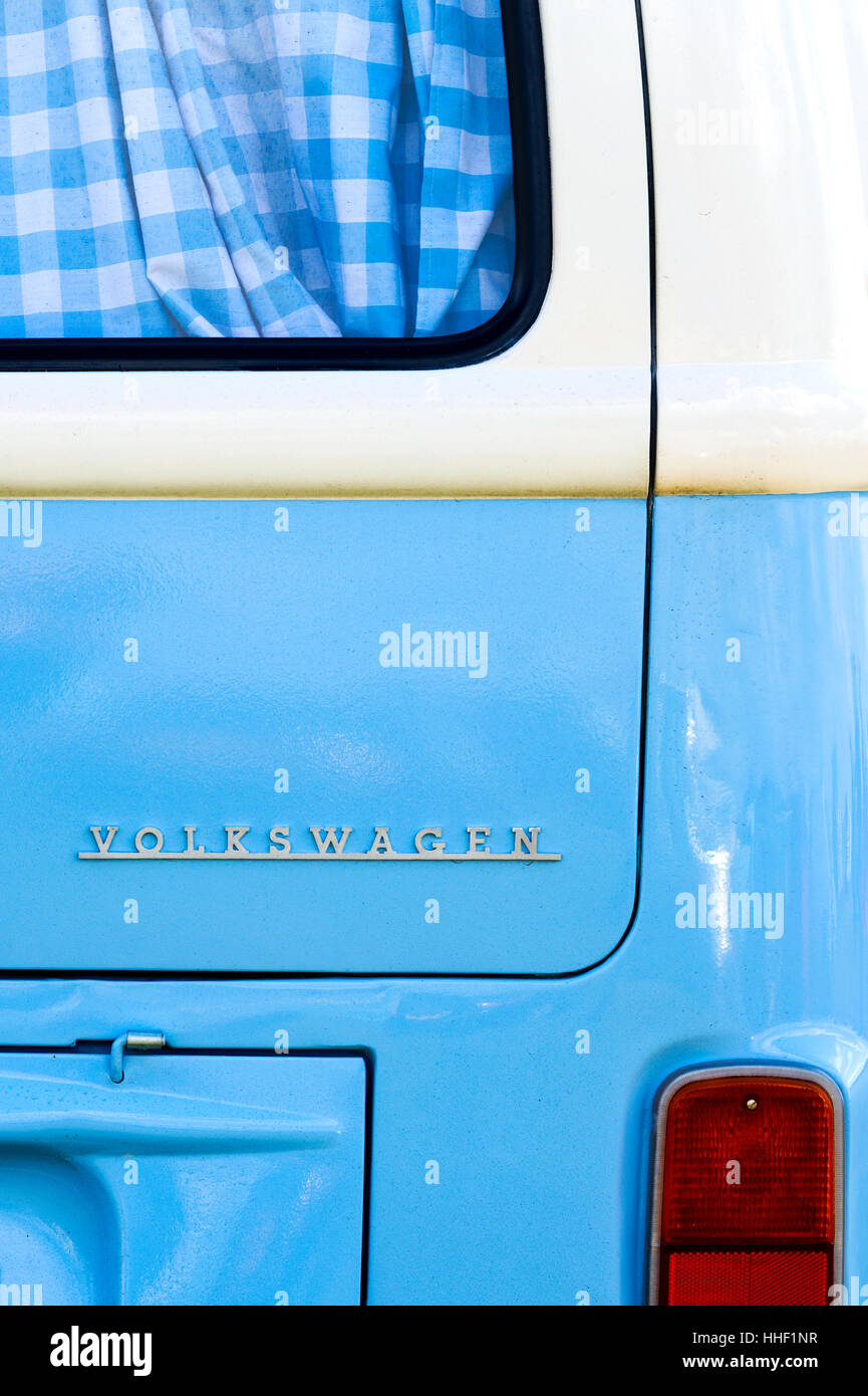 Blauen VW Volkswagen Camper van Heck Stockfoto