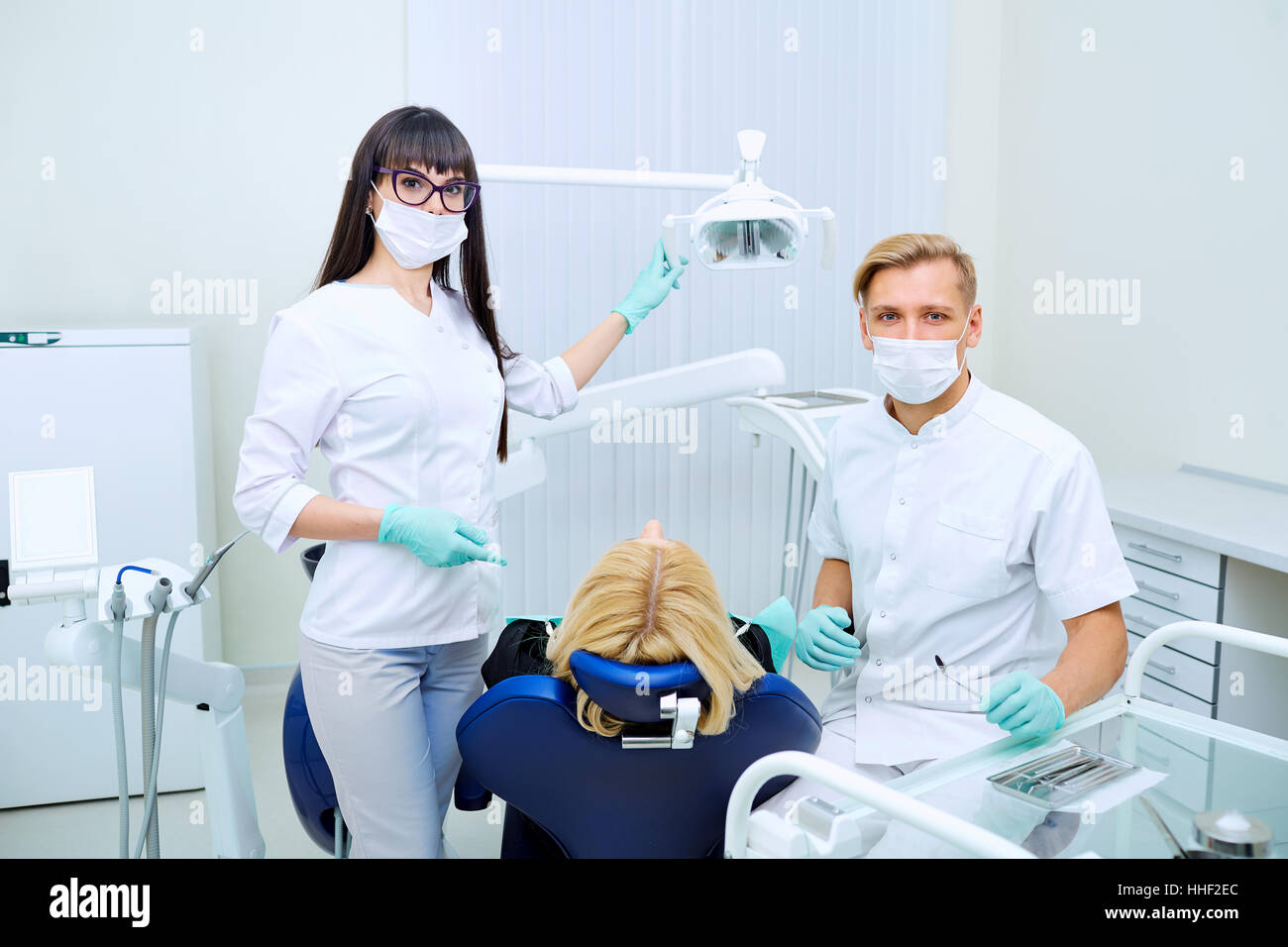 Der Patient, Zahnarzt und Assistenz im Büro eine Zahnklinik Stockfoto