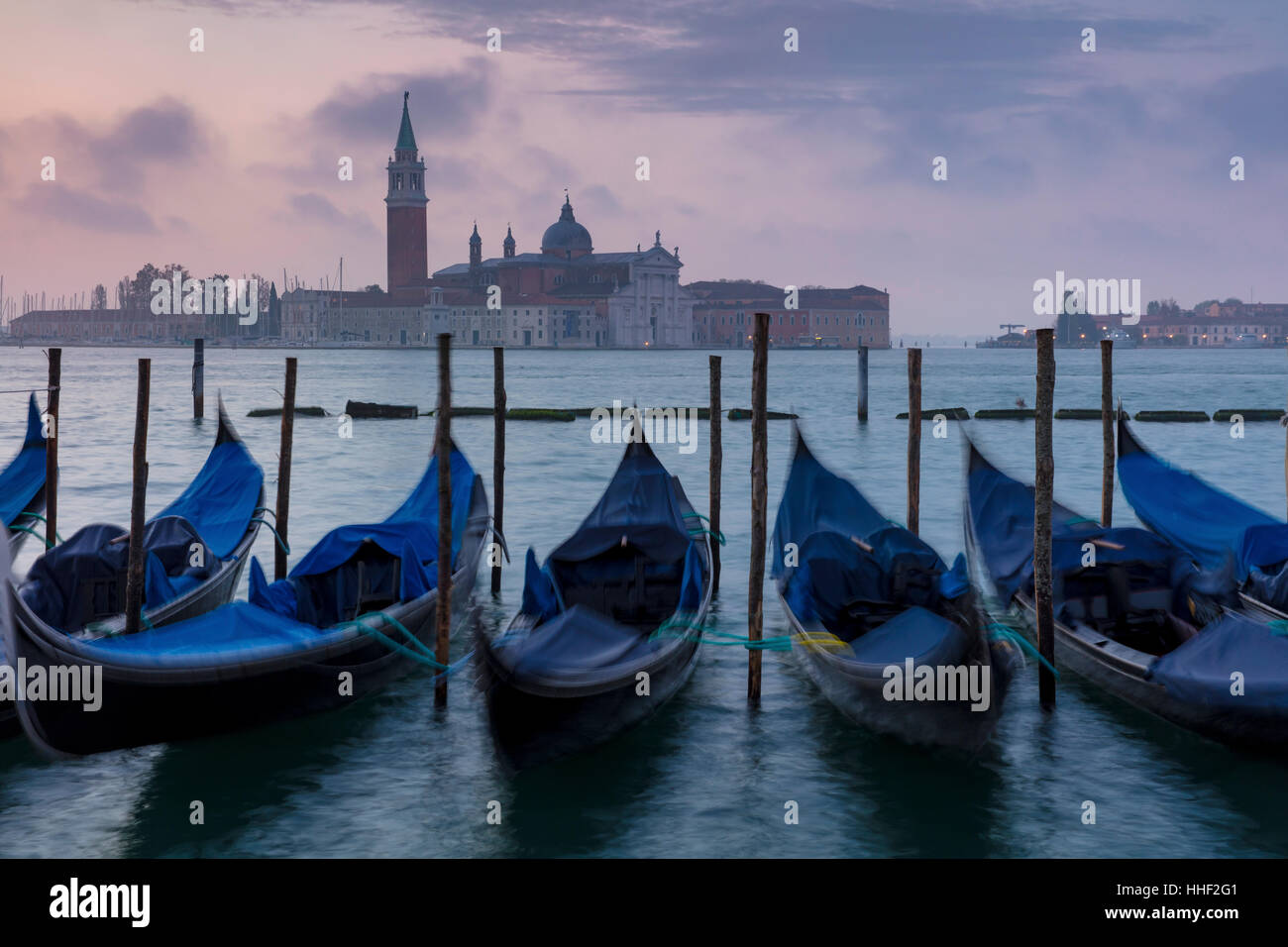 Vor Sonnenaufgang Licht über Gondeln und San Giorgio Maggiore, Venedig, Veneto, Italien Stockfoto