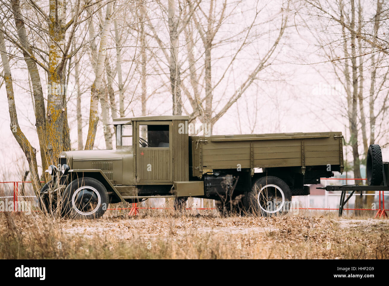 ZWEITEN Weltkrieg alte russische sowjetische Armee Militär LKW ZIS-5 im Freien im herbstlichen Wald Stockfoto