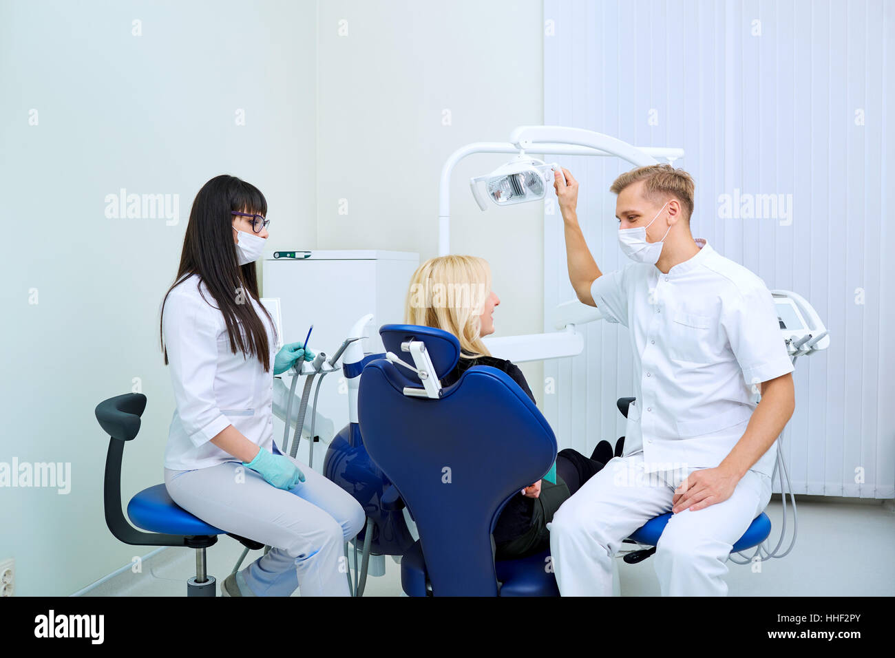 Der Patient, Zahnarzt und Assistenz im Büro eine Zahnklinik Stockfoto