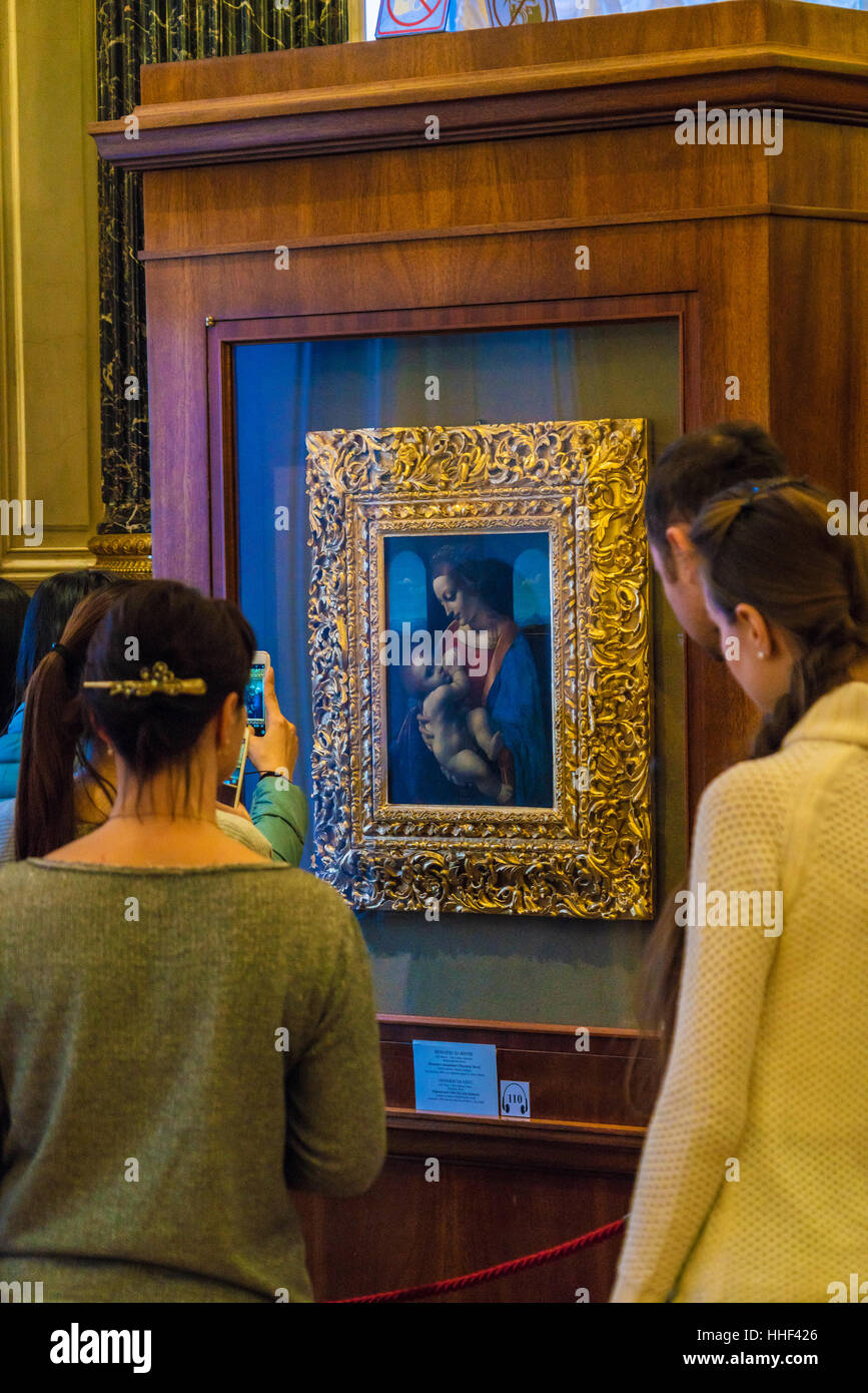 Sankt PETERSBURG, Russland - 25. Dezember 2016: Blick auf das Bild von Leonardo de Vinci Madonna Litta in der Eremitage-Touristen Stockfoto