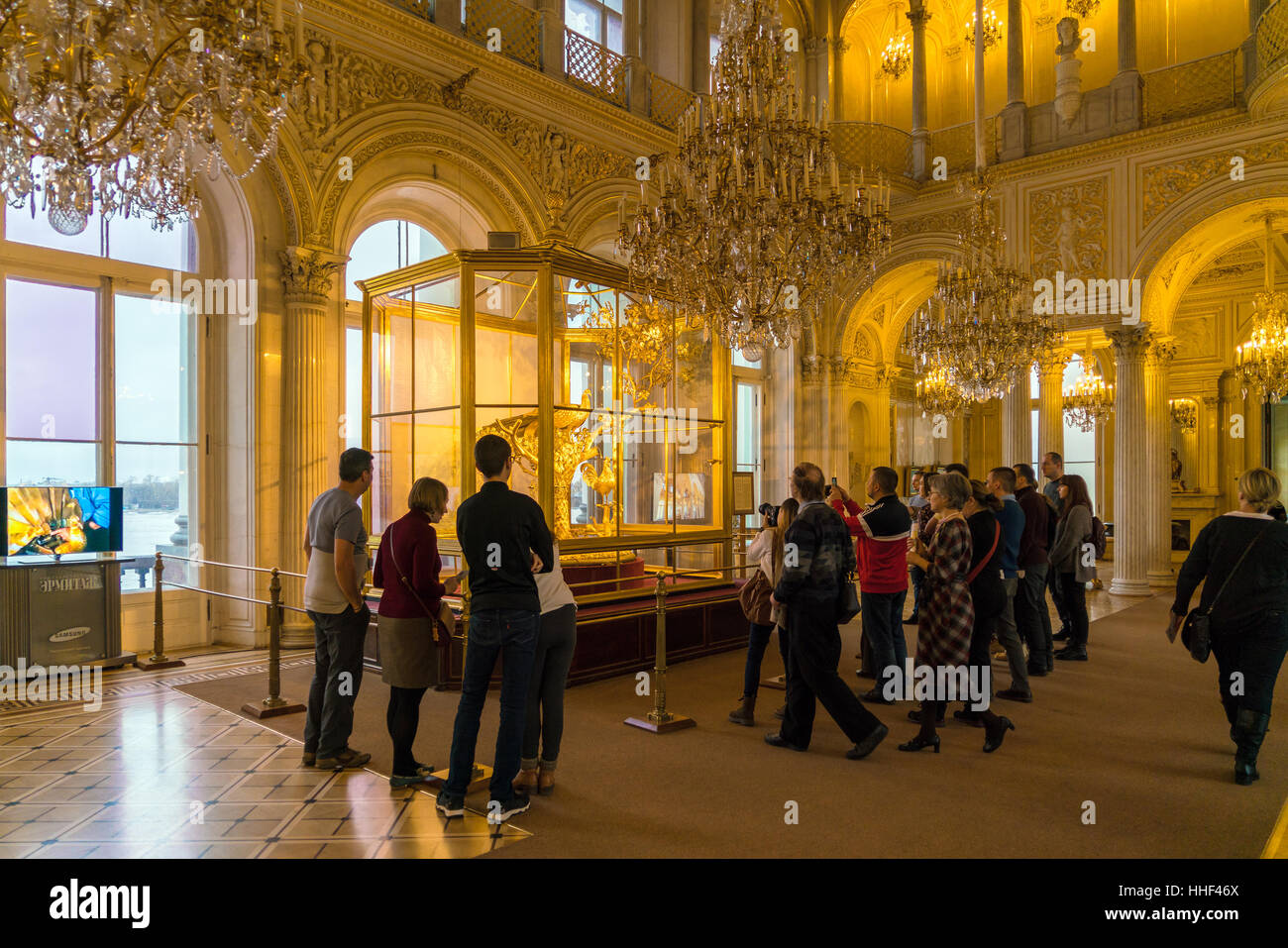 Sankt PETERSBURG, Russland - 25. Dezember 2016: Besucher starrte The Peacock Clock, großer Automat mit drei lebensgroße mechanische Vögel in Herm Stockfoto