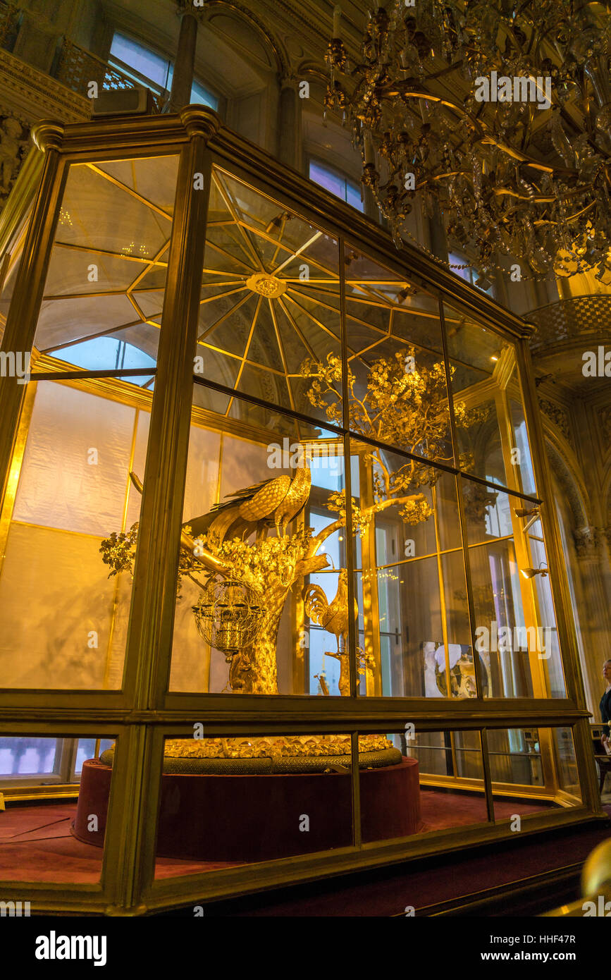 Sankt PETERSBURG, Russland - 25. Dezember 2016: The Peacock Clock, großer Automat mit drei lebensgroße mechanische Vögel in der Eremitage Stockfoto