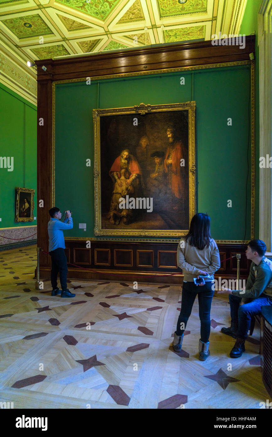 Sankt PETERSBURG, Russland - 25. Dezember 2016: Touristen auf der Suche auf das Bild, das die Rückkehr des verlorenen Sohnes von Rembrandt van Rijn in der Einsiedelei Mu Stockfoto