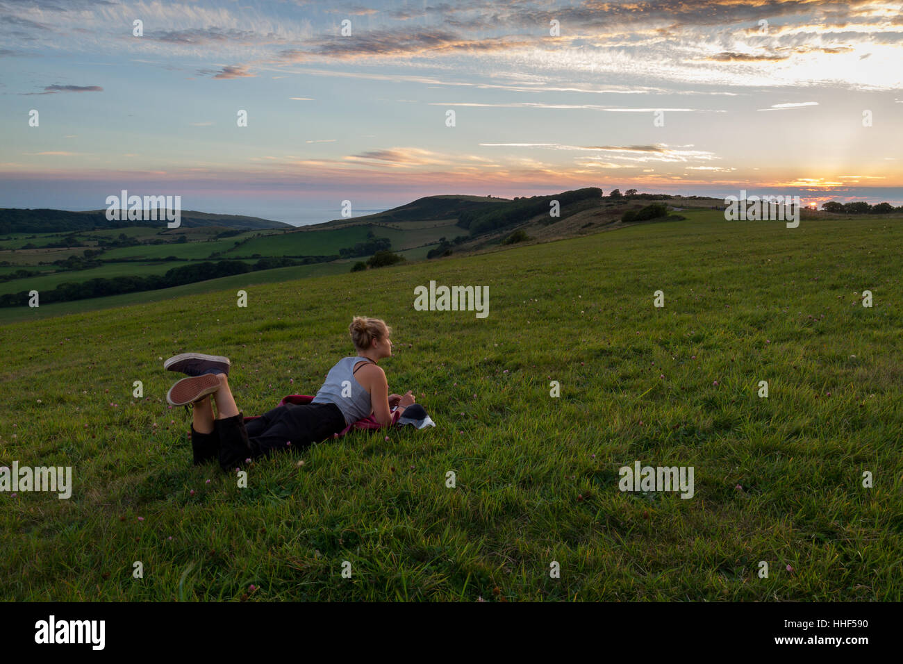 Teenager-Mädchen genießen den Blick auf Sonnenuntergang auf Hügel Stockfoto