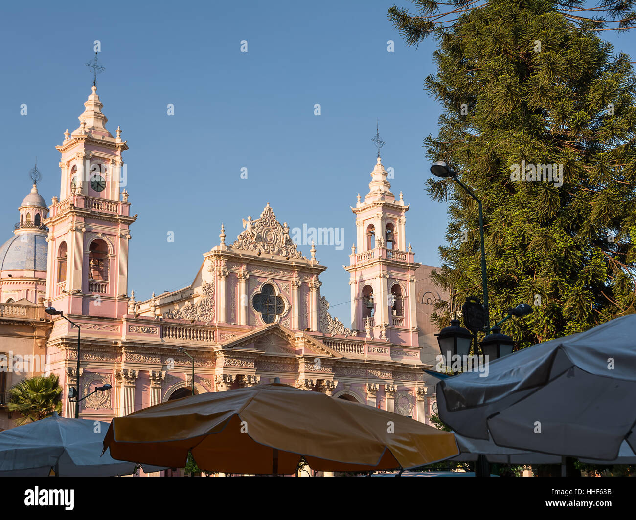 Sonnenschirm und Kathedrale in Salta (Argentinien) Stockfoto