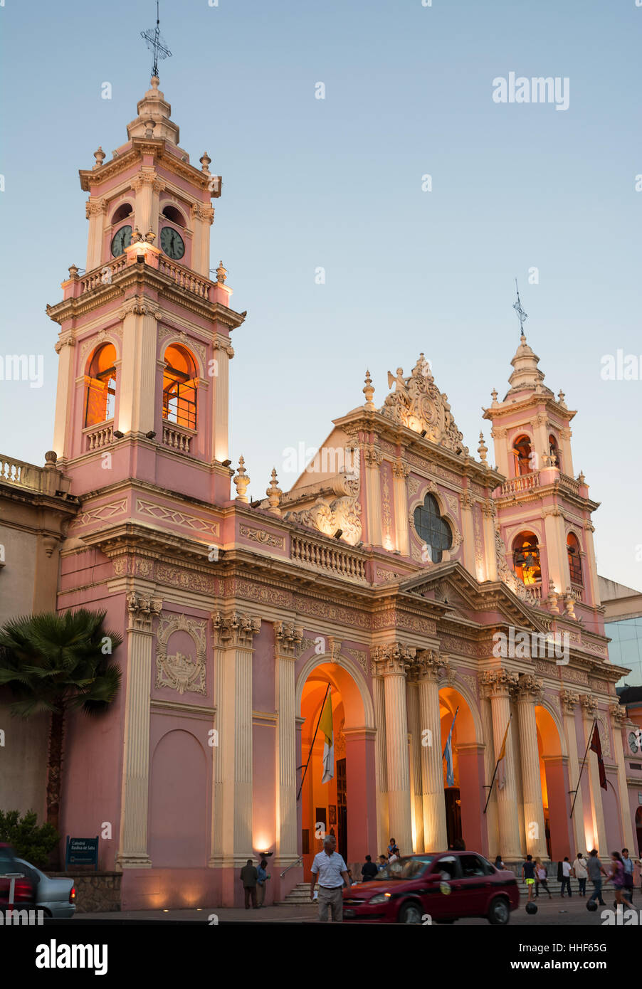 Salta, Argentinien - 31. Oktober 2016: Kathedrale und Menschen bei Sonnenuntergang in Salta(Argentina) Stockfoto